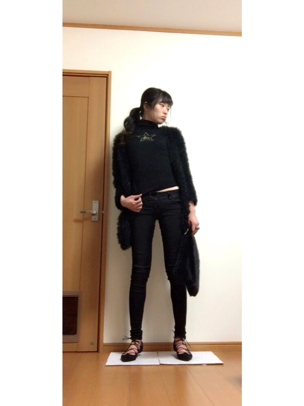 ブラック系のカーディガン/ボレロ、ブラック系のトップス、ブラック系のデニムパンツを着用したレディースの春コーディネートの1枚目の写真