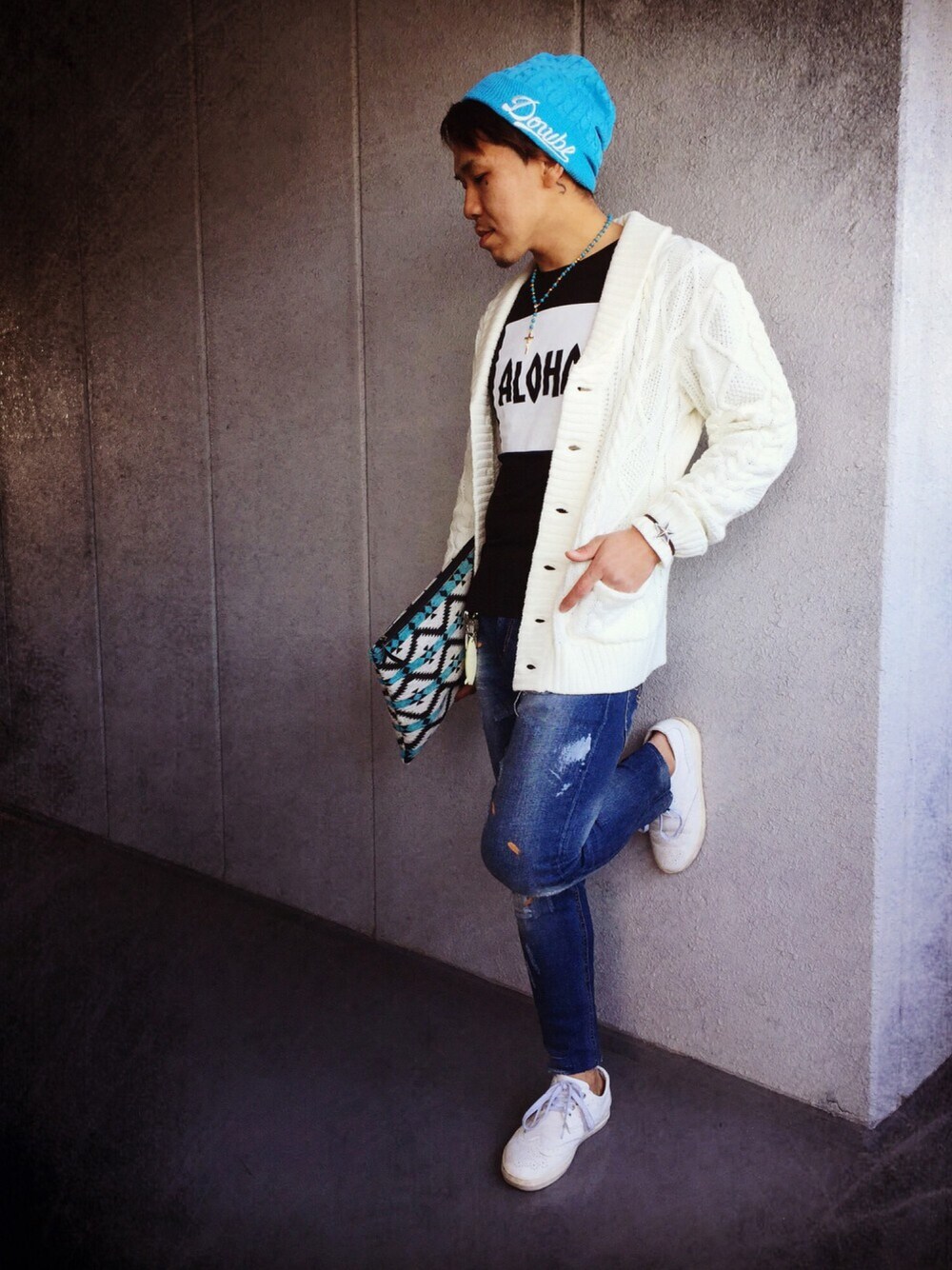 ブラック系のTシャツ/カットソー、ホワイト系のクラッチバッグ、ホワイト系のカーディガン/ボレロを着用したメンズの冬コーディネートの1枚目の写真