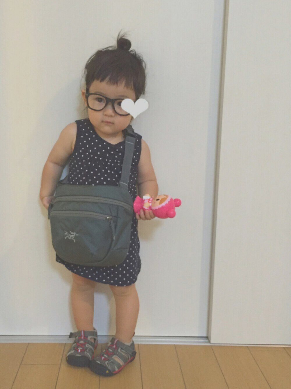 「1歳半、女の子、あかちゃんまん、keen、ARC'TERYX、アウトドアミックス、無印良品、アウトドアブランド、ダテメガネ、キッズコーデ」｜「無印良品のアイテム（ワンピース、ブルー系）」を使った、caeさん（キッズ・80cm）の夏コーディネートの1枚目の写真