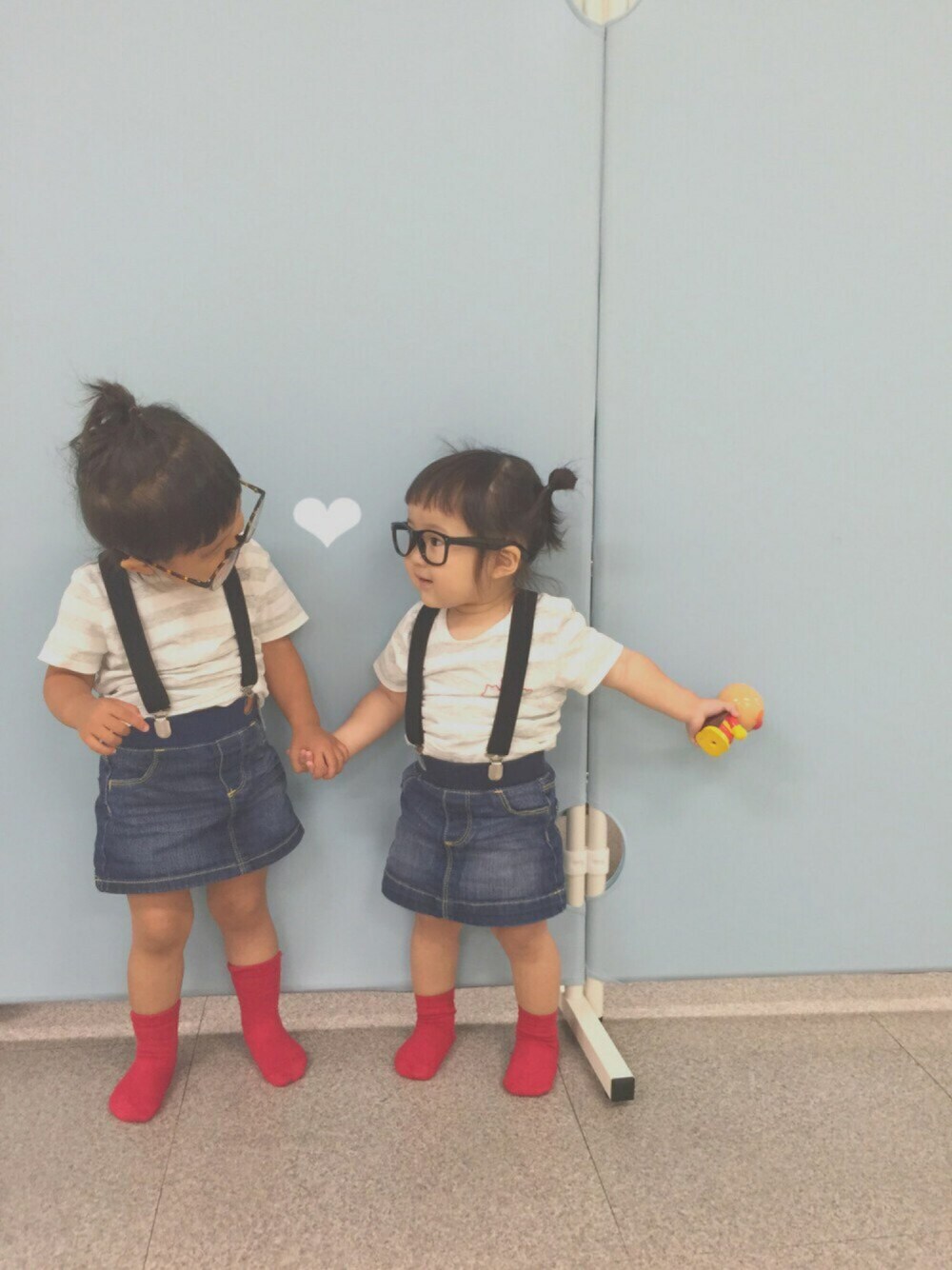 「双子コーデ、女の子、キッズコーデ、お揃い、ダテメガネ、赤い靴下、アンパンマン、old navy、サスペンダー」｜「OLD NAVYのアイテム（ソックス/靴下、レッド系）」を使った、caeさん（キッズ・80cm）の夏コーディネートの1枚目の写真