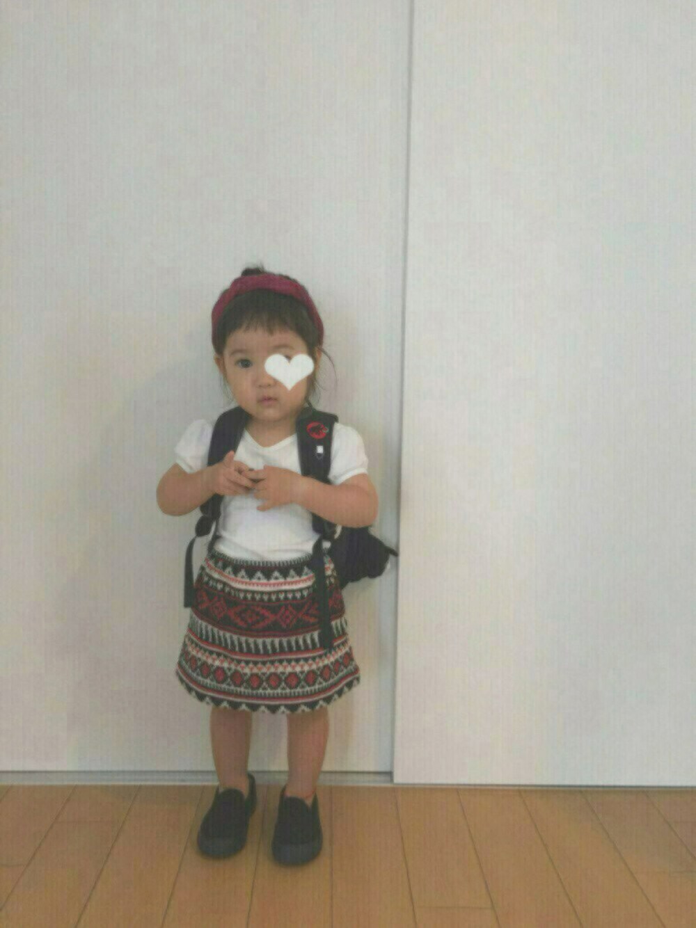 ホワイト系のTシャツ/カットソー、ブラック系のシューズ、レッド系のスカートを着用したキッズの夏コーディネートの1枚目の写真