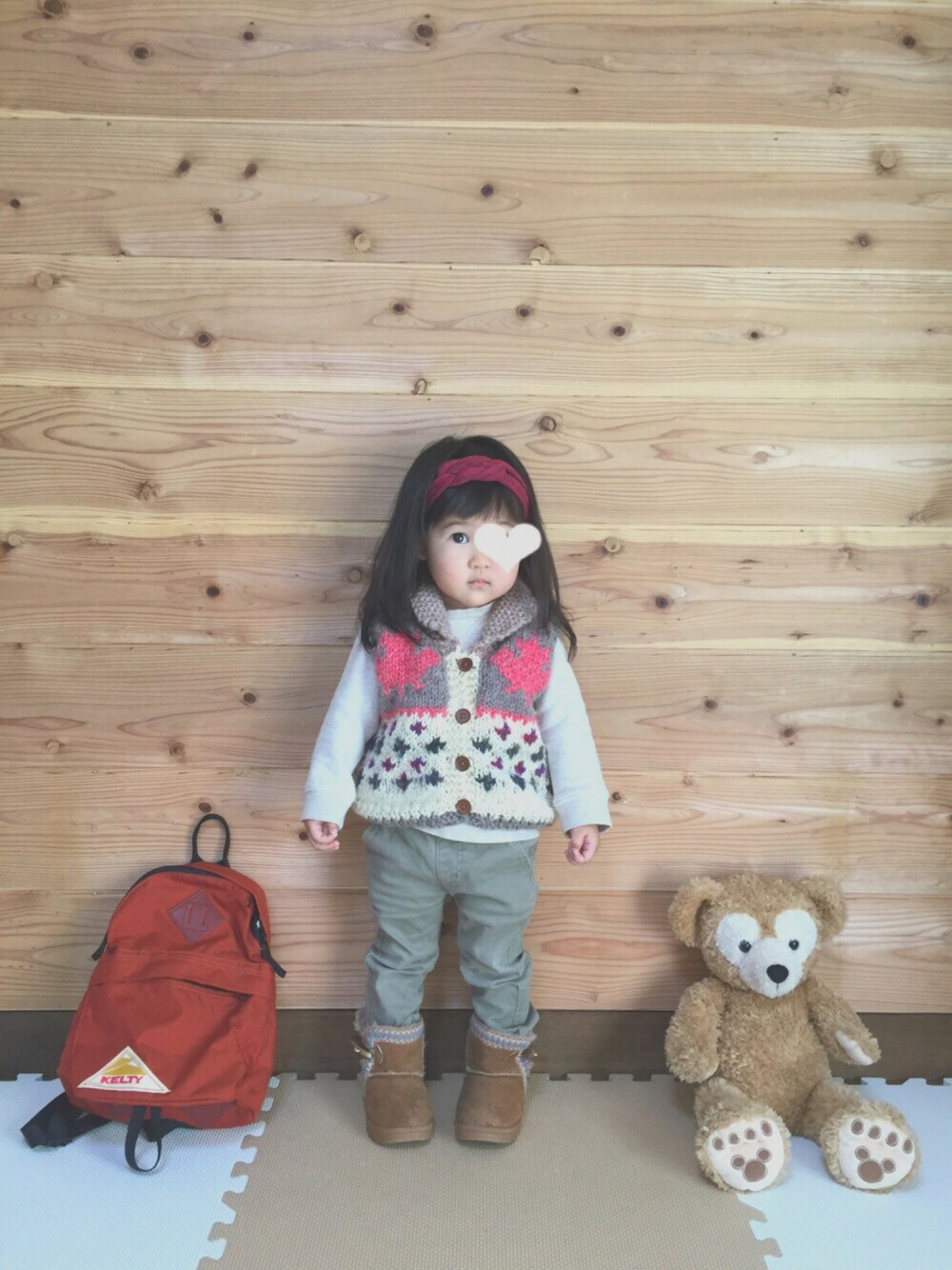 オレンジ系のバックパック/リュック、ベージュ系のブーツ、グリーン系のその他パンツを着用したキッズの秋コーディネートの1枚目の写真