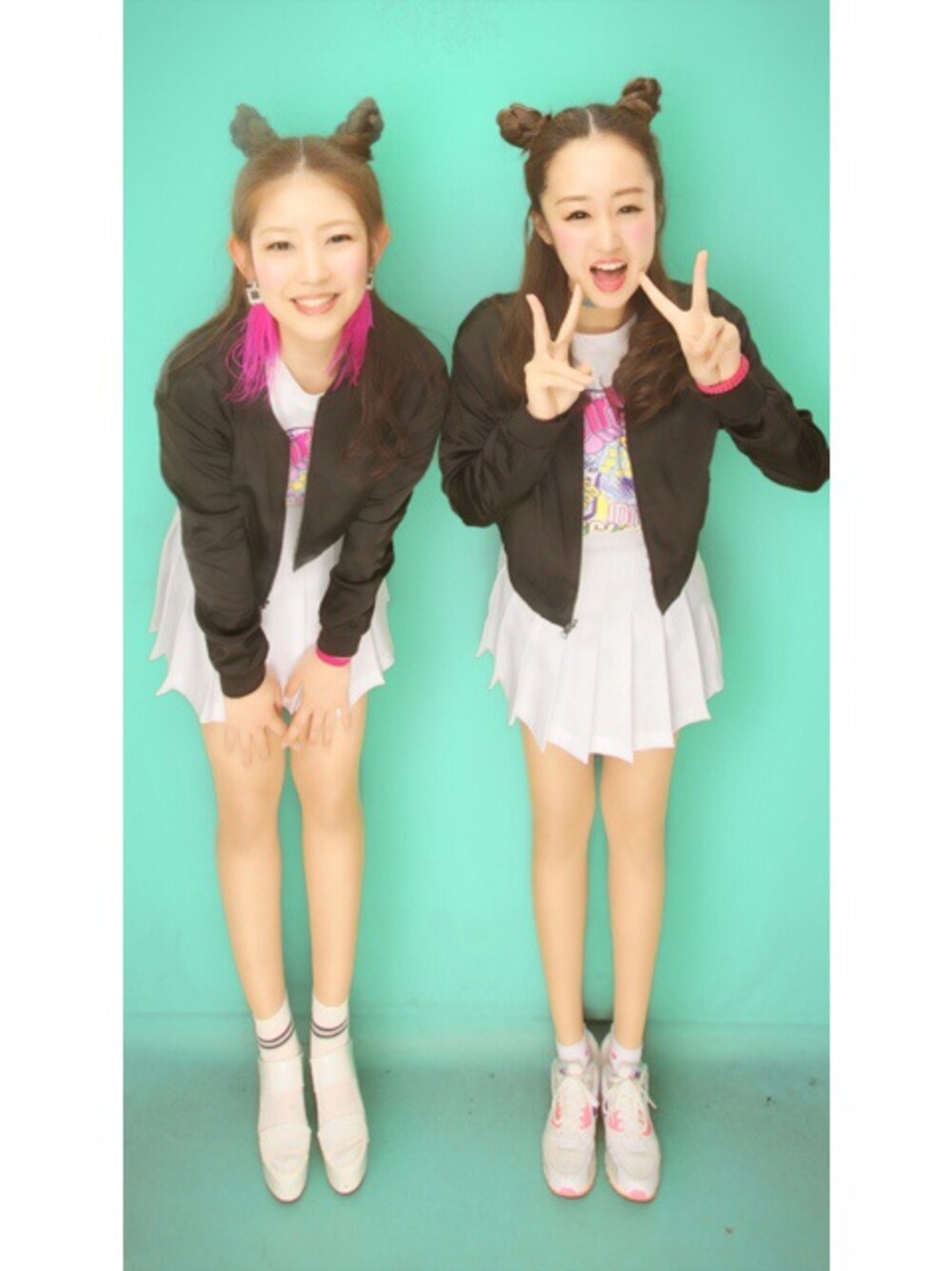 「COLORFUL WORLD、LIVE、ホワイトコーデ、プリーツスカート、参戦服、American Apparel、EMODA、MA-1」｜「EMODAのpin up ladyリバーシブルスカジャン（ジャケット/アウター、ブラック系）」を使った、A I R I Nさん（レディース・157cm）の春コーディネートの1枚目の写真
