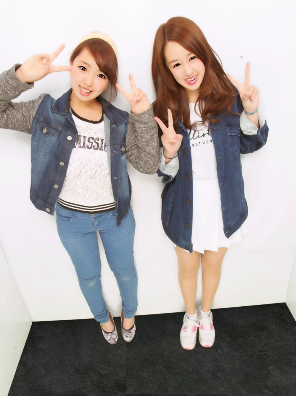 「American Apparel、ホワイト、ホワイトコーデ、プリーツスカート、テニススカート、HOLLISTER、アメアパ、EMODA、NIKE、AIR MAX」｜「Hollisterのアイテム（Tシャツ/カットソー、ホワイト系）」を使った、A I R I Nさん（レディース・158cm）の春コーディネートの1枚目の写真