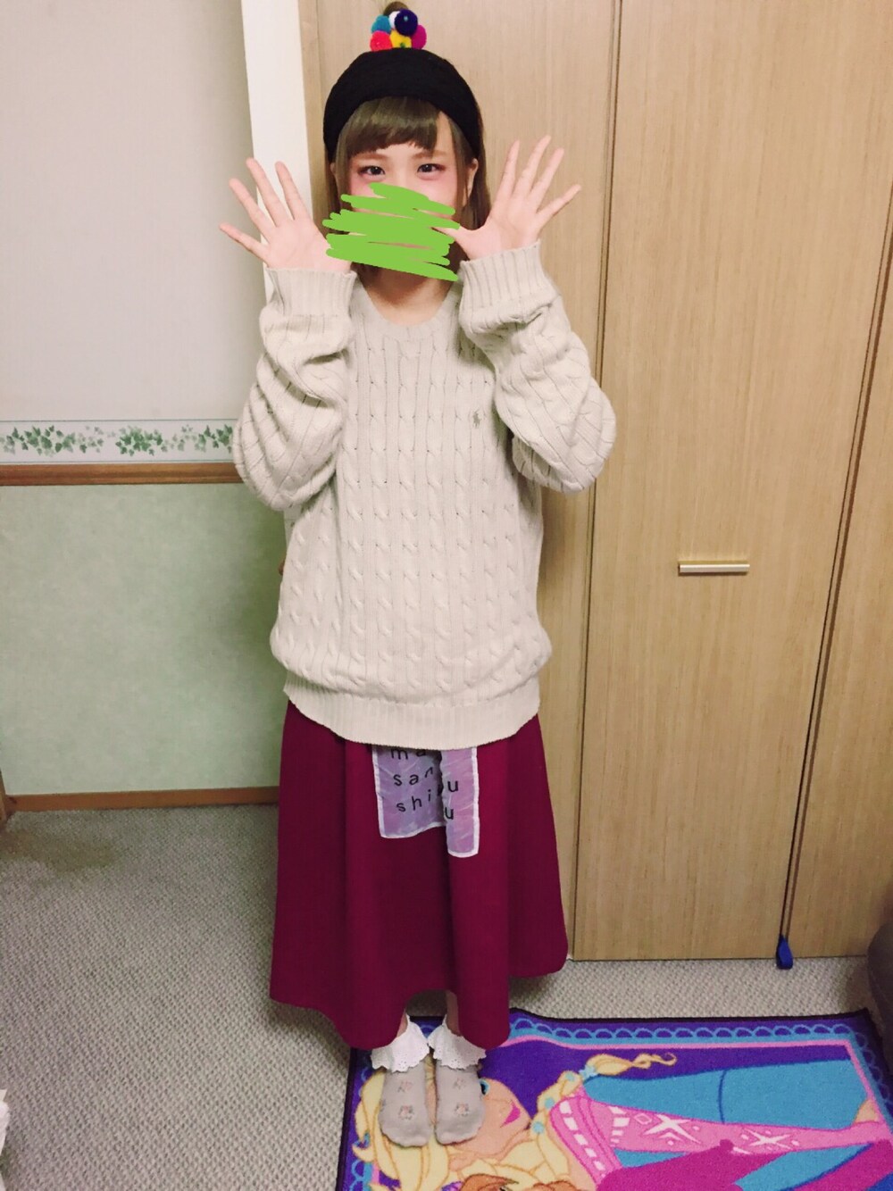 ベージュ系のニット/セーター、レッド系のスカート、その他のヘアゴムを着用したレディースの秋コーディネートの1枚目の写真