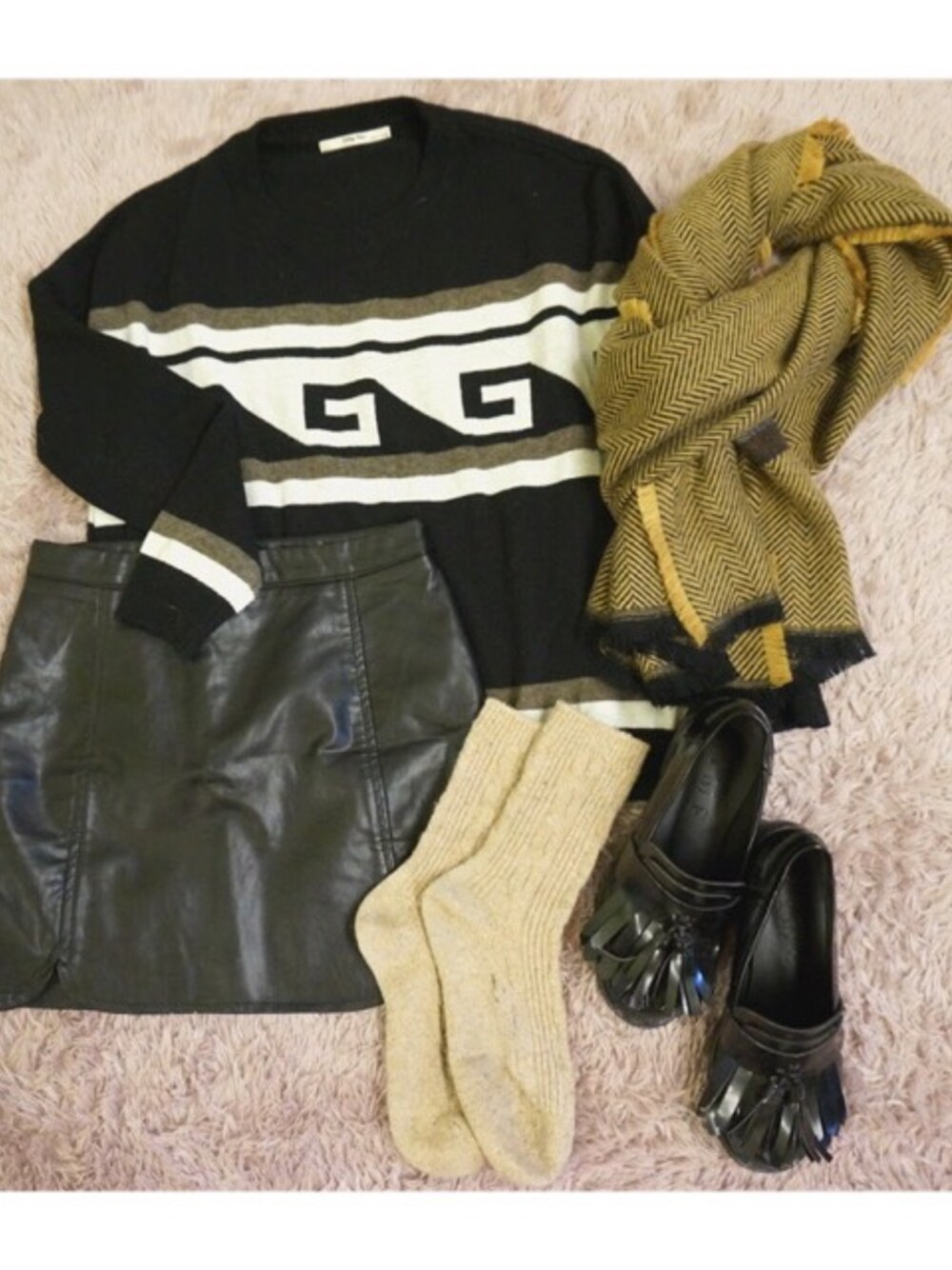 「겨울、jacket 、knit、skirt」｜「메이투제이のアイテム（カバーオール、ブラック系）」を使った、jeong_aさん（レディース・163cm）の秋コーディネートの1枚目の写真