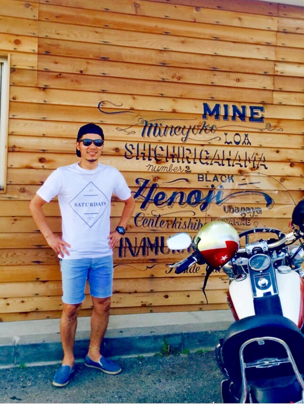 「Tシャツ、サタデーズ ニューヨークシティ (Saturdays NYC)、サングラス、バンズ、ショーツ、ショートパンツ、夏、夏コーデ、海」｜「Saturdays NYCのアイテム（Tシャツ/カットソー、ホワイト系）」を使った、藤井 綾さん（メンズ・169cm）の夏コーディネートの1枚目の写真