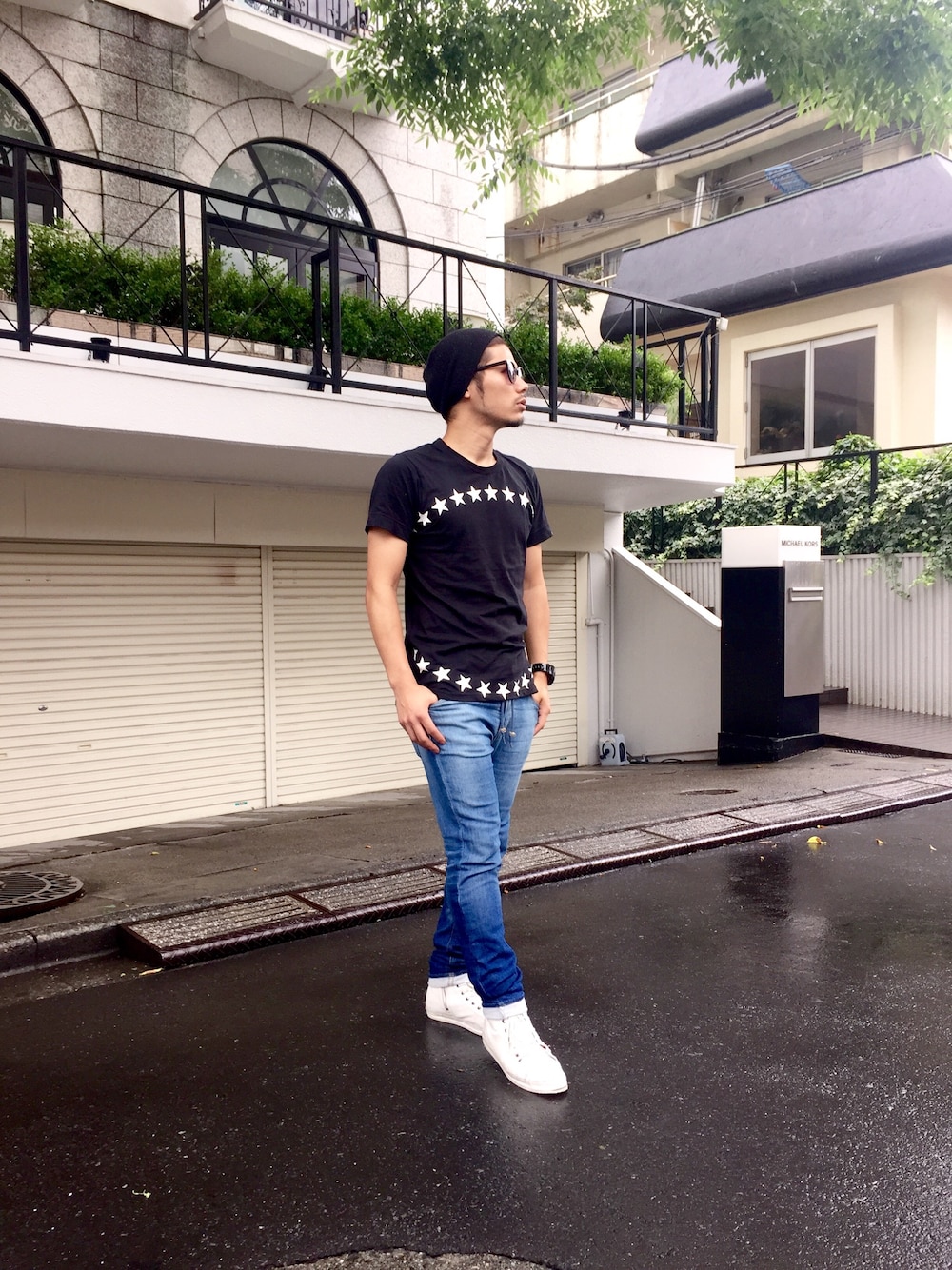 「ナイキ、NIKE、Tシャツ、スウェットデニム、デニム、ホワイト、スニーカー、夏、夏コーデ」｜「UNIQLOのアイテム（ニットキャップ/ビーニー、ブラック系）」を使った、藤井 綾さん（メンズ・169cm）の夏コーディネートの1枚目の写真