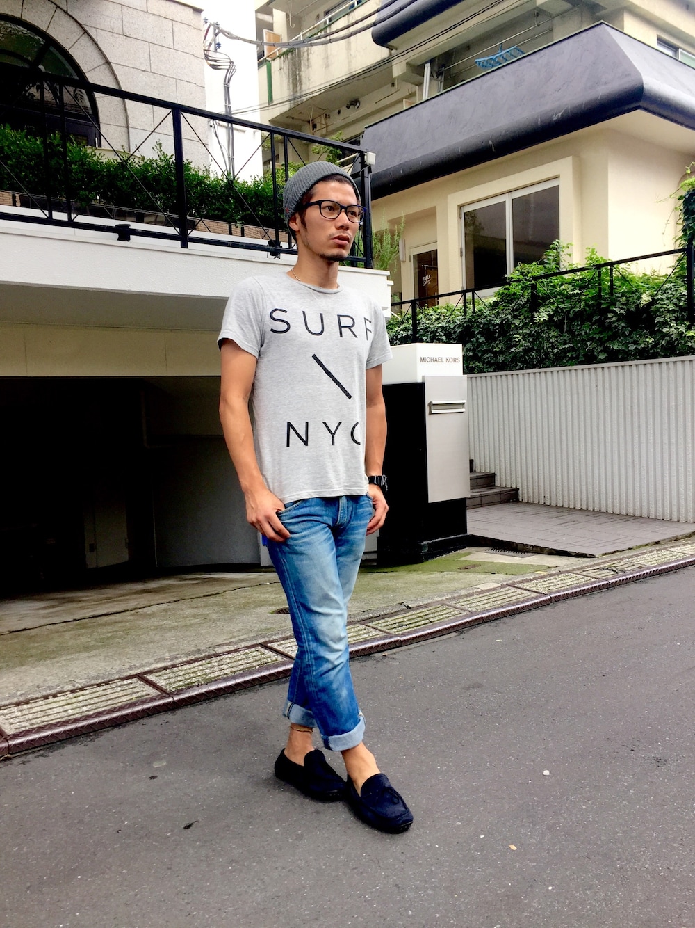 「夏、夏コーデ、Tシャツ、グレー、サタデーズ ニューヨークシティ (Saturdays NYC)、シュプリーム、ニット帽、デッキシューズ、めがね」｜「Supreme のアイテム（ニットキャップ/ビーニー、グレー系）」を使った、藤井 綾さん（メンズ・169cm）の夏コーディネートの1枚目の写真