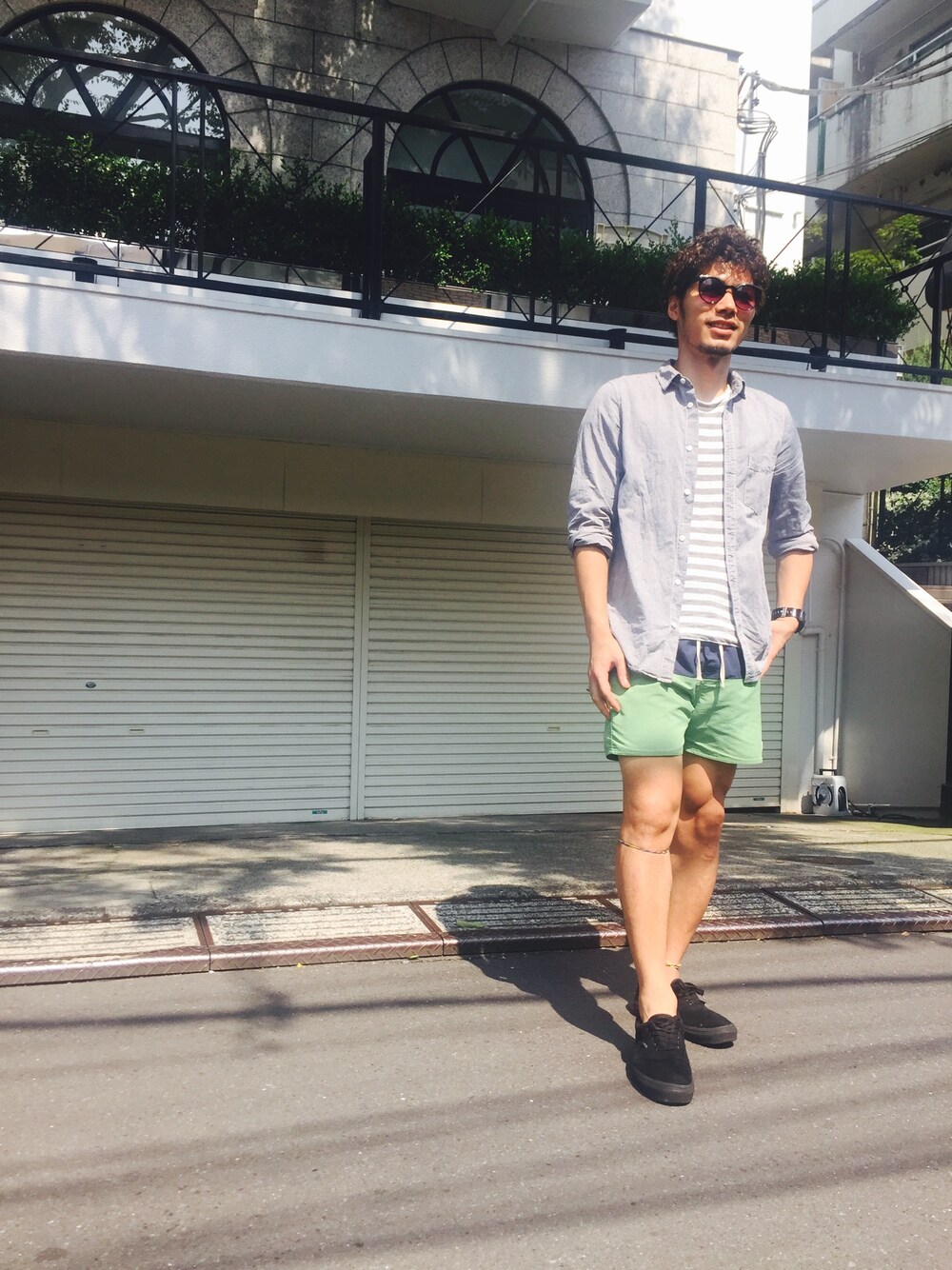 「シャツスタイル、夏コーデ、夏、タンパンスタイル、サタデーズ ニューヨークシティ (Saturdays NYC)、サングラス、アフロ、バンズ、スニーカー、ボーダー」｜「H&Mのアイテム（シャツ/ブラウス、グレー系）」を使った、藤井 綾さん（メンズ・169cm）の夏コーディネートの1枚目の写真