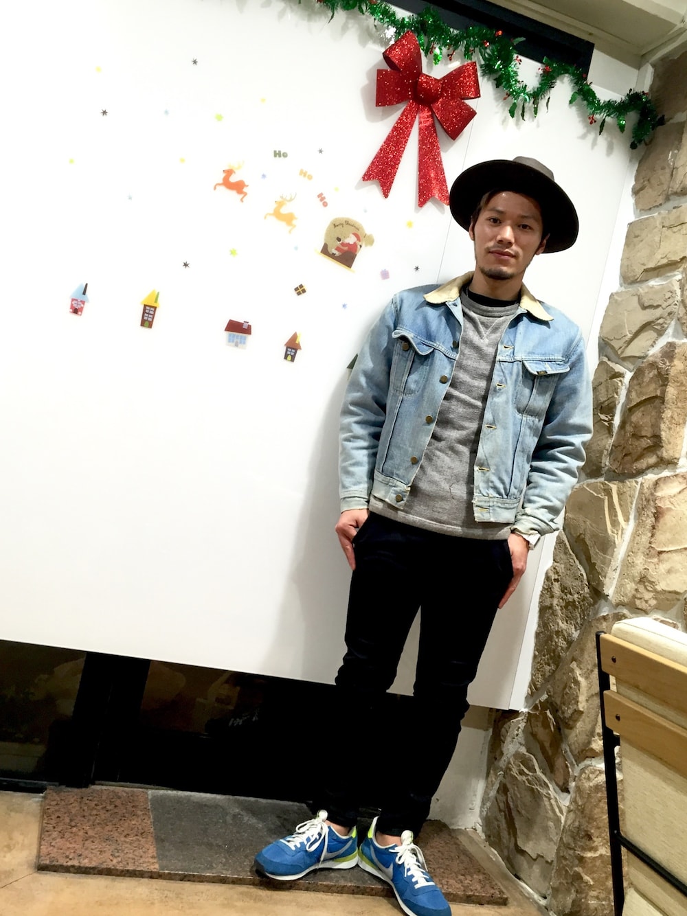 「つばひろハット、デニム、デニムジャケット、トレーナー、ナイキ、スニーカー、ブラックデニム、クリスマス」｜「ZARAのアイテム（ハット、ベージュ系）」を使った、藤井 綾さん（メンズ・169cm）の冬コーディネートの1枚目の写真
