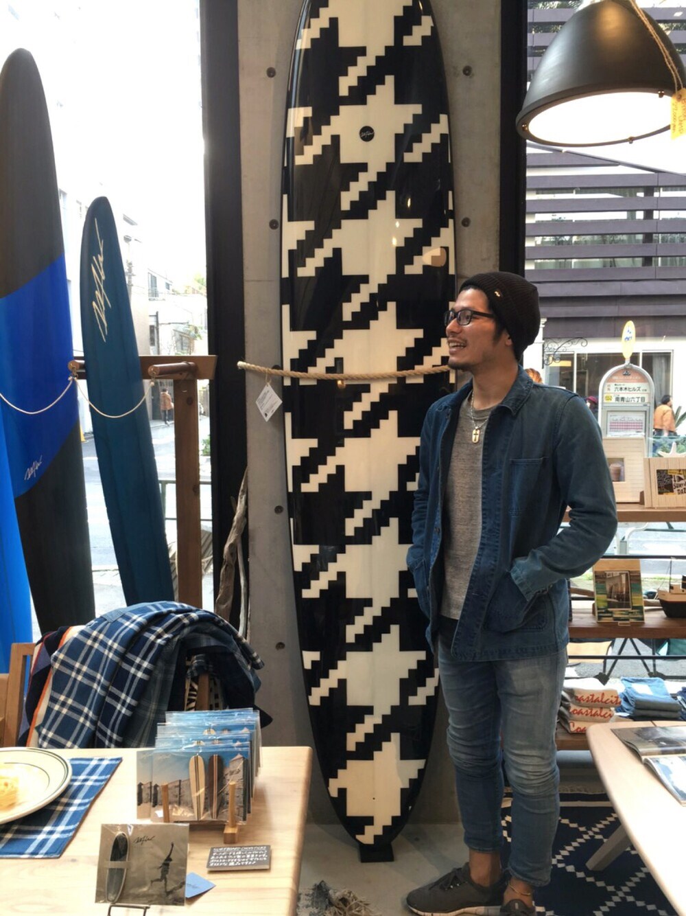 「ロンハーマン、春コーデ、デニム、グレー、Tシャツ、NIKE、A.P.C.、サーフ、wtw」｜「BANKSのBANKS STAPLE BEANIE（ニットキャップ/ビーニー、ブラック系）」を使った、藤井 綾さん（メンズ・169cm）の春コーディネートの1枚目の写真