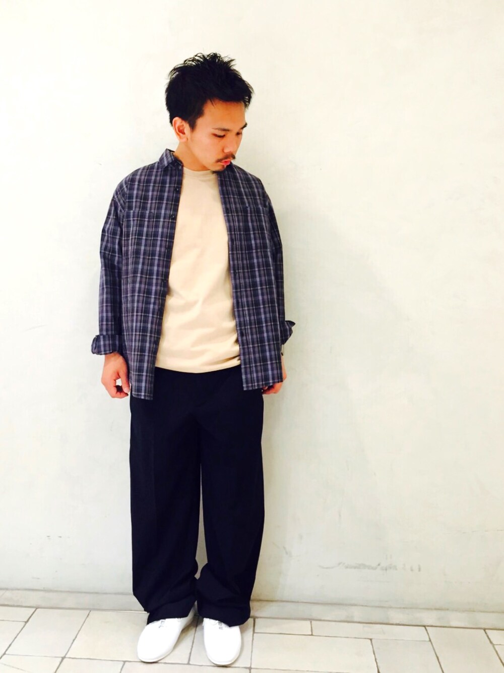 「春、カジュアル、はるコーデ、シンプル、グレー、シャツスタイル、ワイドパンツ、オーバーサイズ」｜「ADAM ET ROPE'のアイテム（シャツ/ブラウス、ブルー系）」を使った、shota kimuraさん（メンズ・160cm）の春コーディネートの1枚目の写真