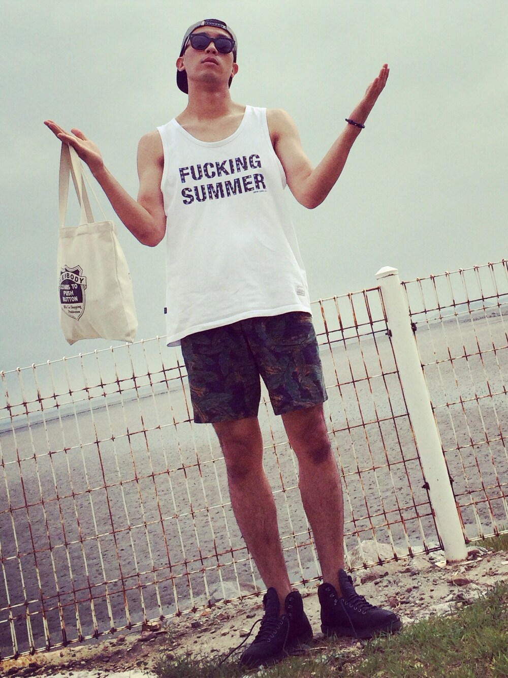 「LEATAのアイテム（Tシャツ/カットソー、ホワイト系）」を使った、민준기さん（メンズ・188cm）の夏コーディネートの1枚目の写真