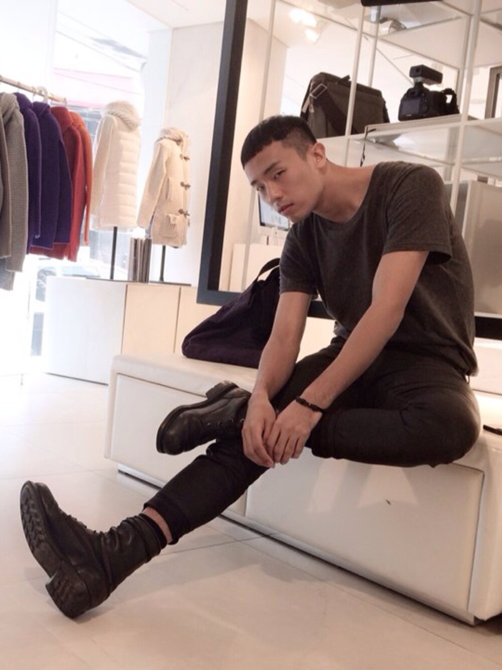 「geekshop」｜「H&Mのアイテム（Tシャツ/カットソー、グレー系）」を使った、민준기さん（メンズ・188cm）の秋コーディネートの1枚目の写真