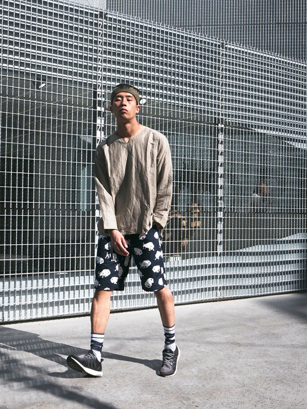 「worksout、White Mountaineering」｜「WHITE MOUNTAINEERINGのアイテム（Tシャツ/カットソー、ベージュ系）」を使った、민준기さん（メンズ・188cm）の春コーディネートの1枚目の写真