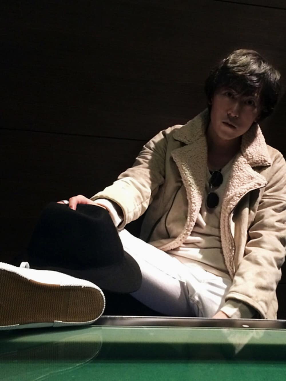 ベージュ系のライダースジャケット、ホワイト系のニット/セーター、ホワイト系のデニムパンツを着用したメンズの冬コーディネートの1枚目の写真