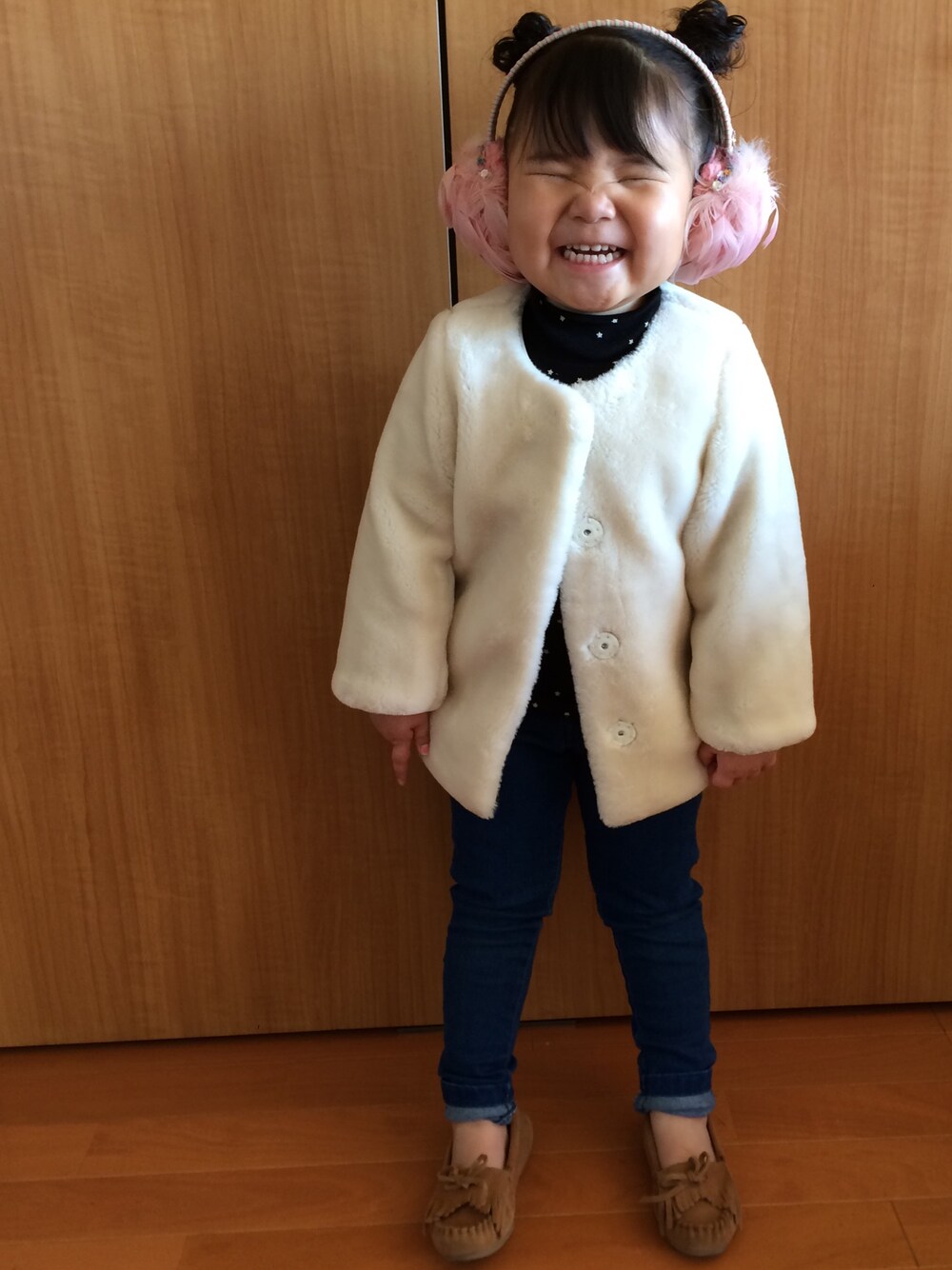 「肥満児、フェイクファー、ファーコート、白、イヤーマフ、フェザー、petit main、デニム、おんなのこ、3歳」｜「petit mainのもこもこファーコート（ブルゾン、ホワイト系）」を使った、RiiiiijuuuunnnAさん（キッズ・90cm）の冬コーディネートの1枚目の写真
