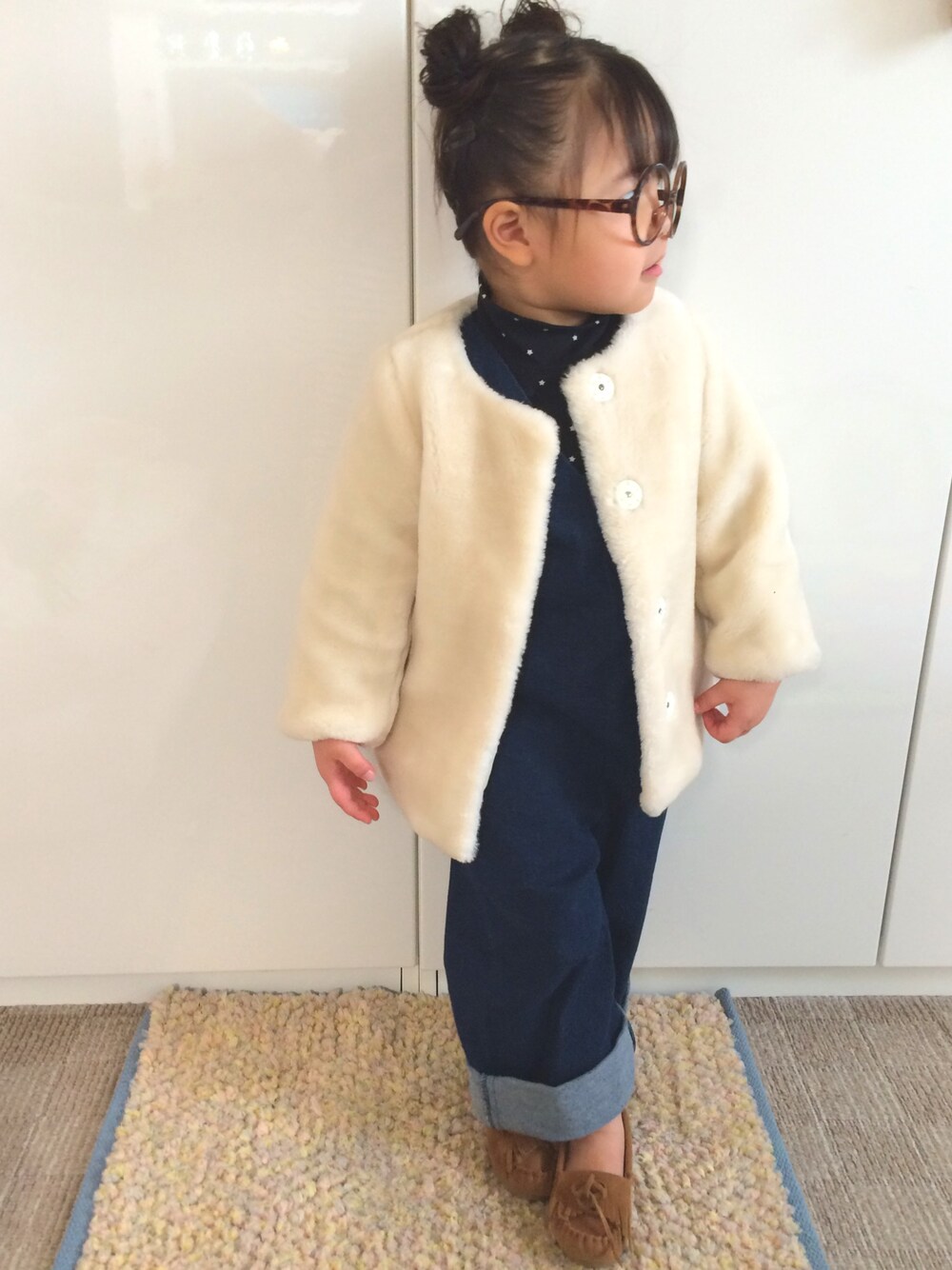 「肥満児、オールインワン、デニム、ファー、フェイクファー、ファーコート、モカシン、プティマイン、kids、女の子」｜「petit mainのもこもこファーコート（ブルゾン、ホワイト系）」を使った、RiiiiijuuuunnnAさん（キッズ・90cm）の冬コーディネートの1枚目の写真
