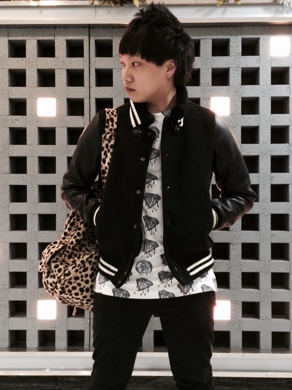 「black、baseball jacket、leopard、manrimani、black and white」｜「manrimaniのアイテム（Tシャツ/カットソー、ホワイト系）」を使った、SuperTurtleさん（メンズ・169cm）の冬コーディネートの1枚目の写真