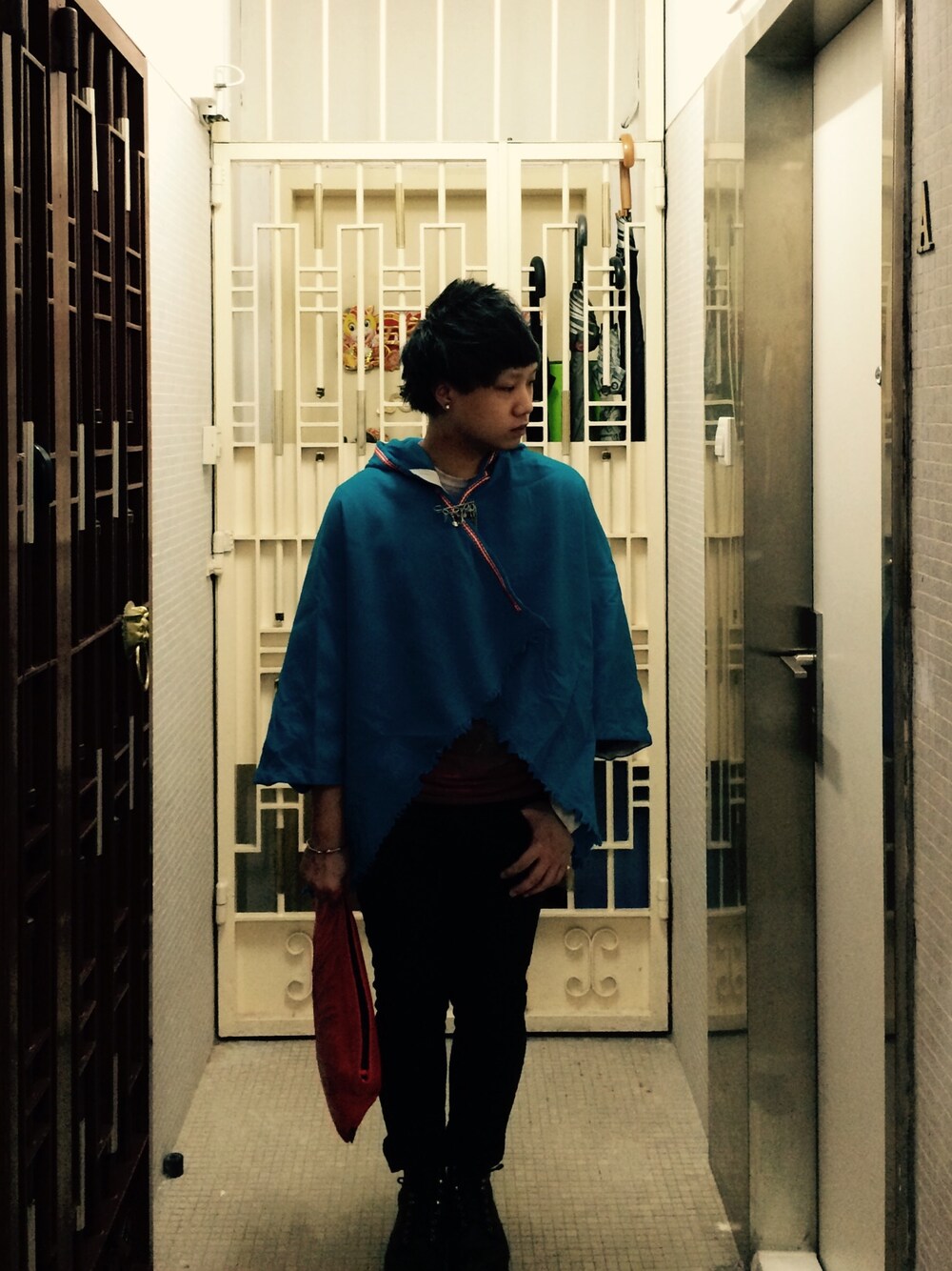 「poncho、blue」｜「timbee loのアイテム（ポンチョ、ブルー系）」を使った、SuperTurtleさん（メンズ・169cm）の冬コーディネートの1枚目の写真