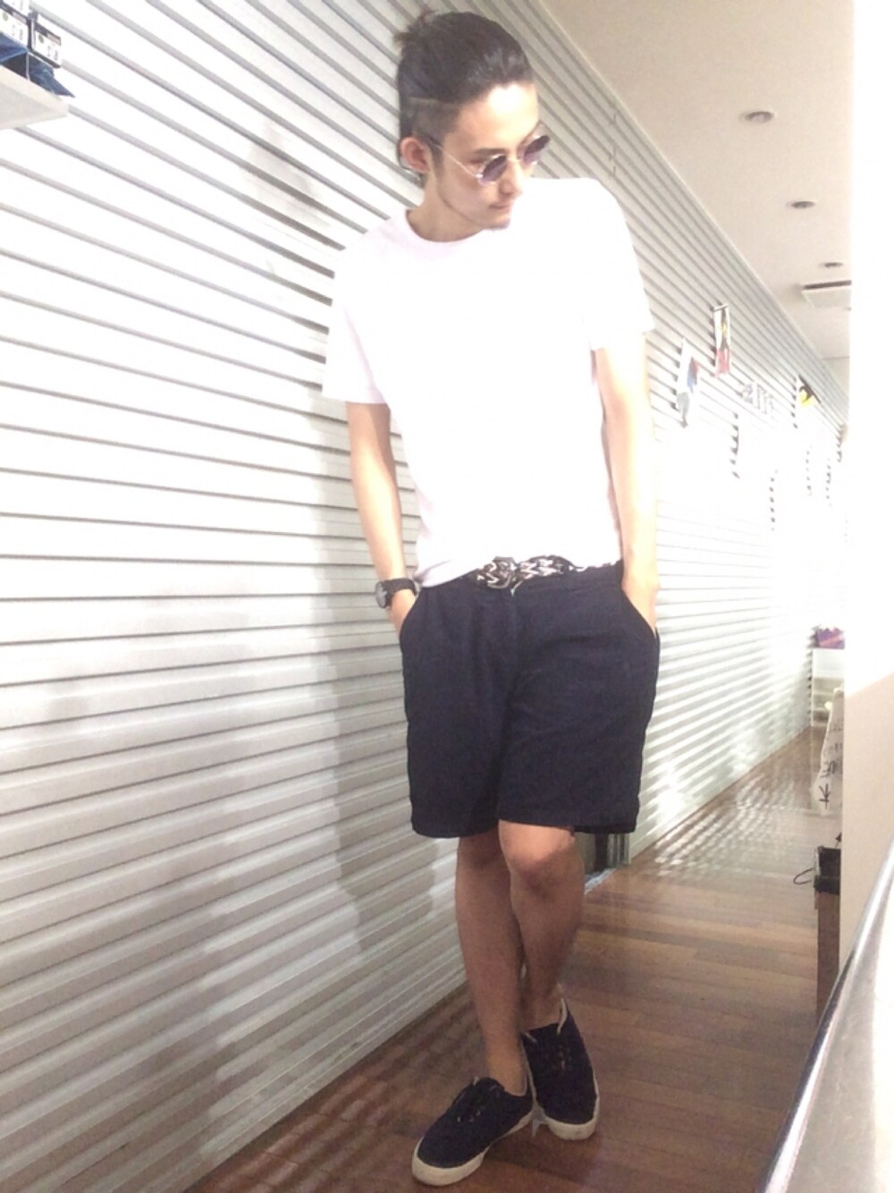 ホワイト系のTシャツ/カットソー、ブラック系のその他パンツ、ブルー系のスリッポンを着用したメンズの夏コーディネートの1枚目の写真