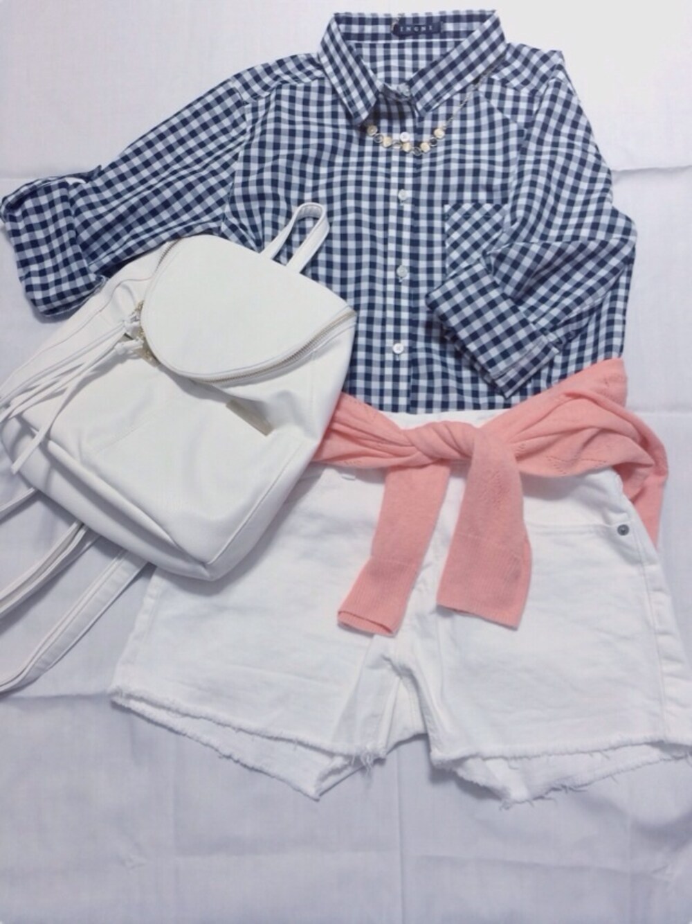 オレンジ系のカーディガン/ボレロ、ホワイト系のバックパック/リュック、ブラウン系のその他を着用したレディースの夏コーディネートの1枚目の写真