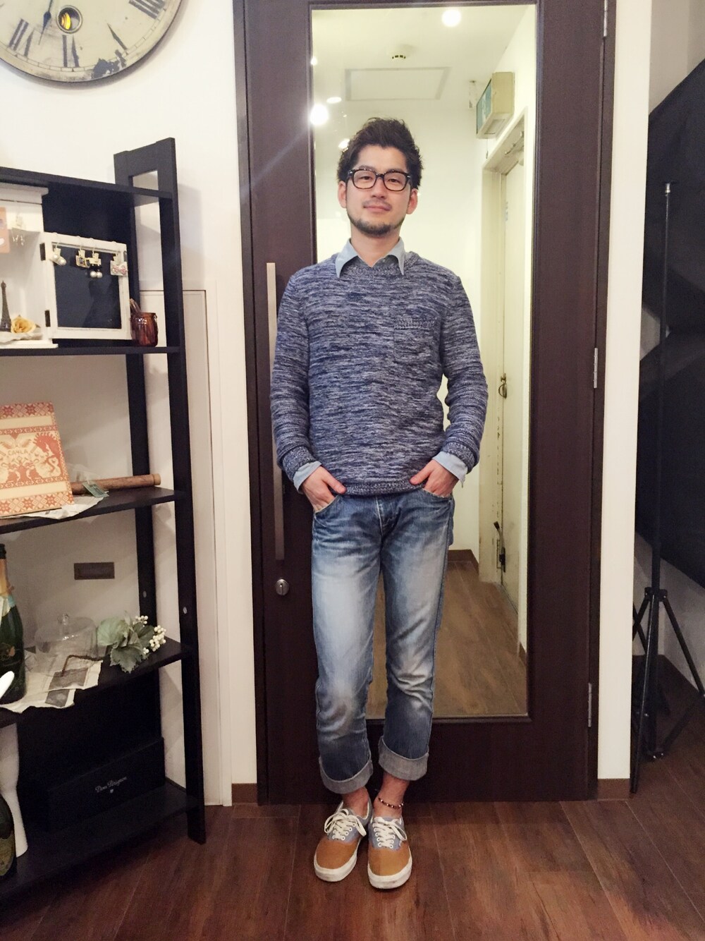 「メガネ男子、美容師、北堀江、堀江、クオート、スニーカースタイル、美容室、めがね」｜「AKMのアイテム（シャツ/ブラウス、ブルー系）」を使った、しん まことさん（メンズ・173cm）の春コーディネートの1枚目の写真