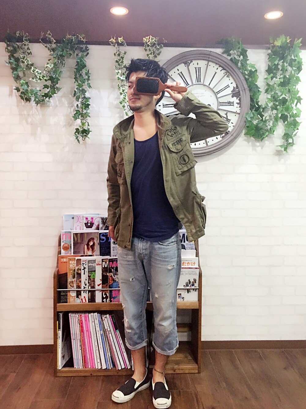 グリーン系のカバーオールを着用したメンズの秋コーディネートの1枚目の写真