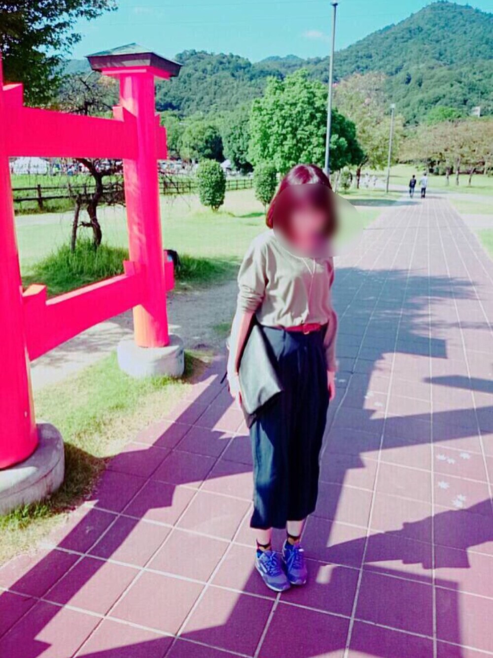 グリーン系のTシャツ/カットソー、ブラック系のその他パンツ、パープル系のスニーカーを着用したレディースの秋コーディネートの1枚目の写真