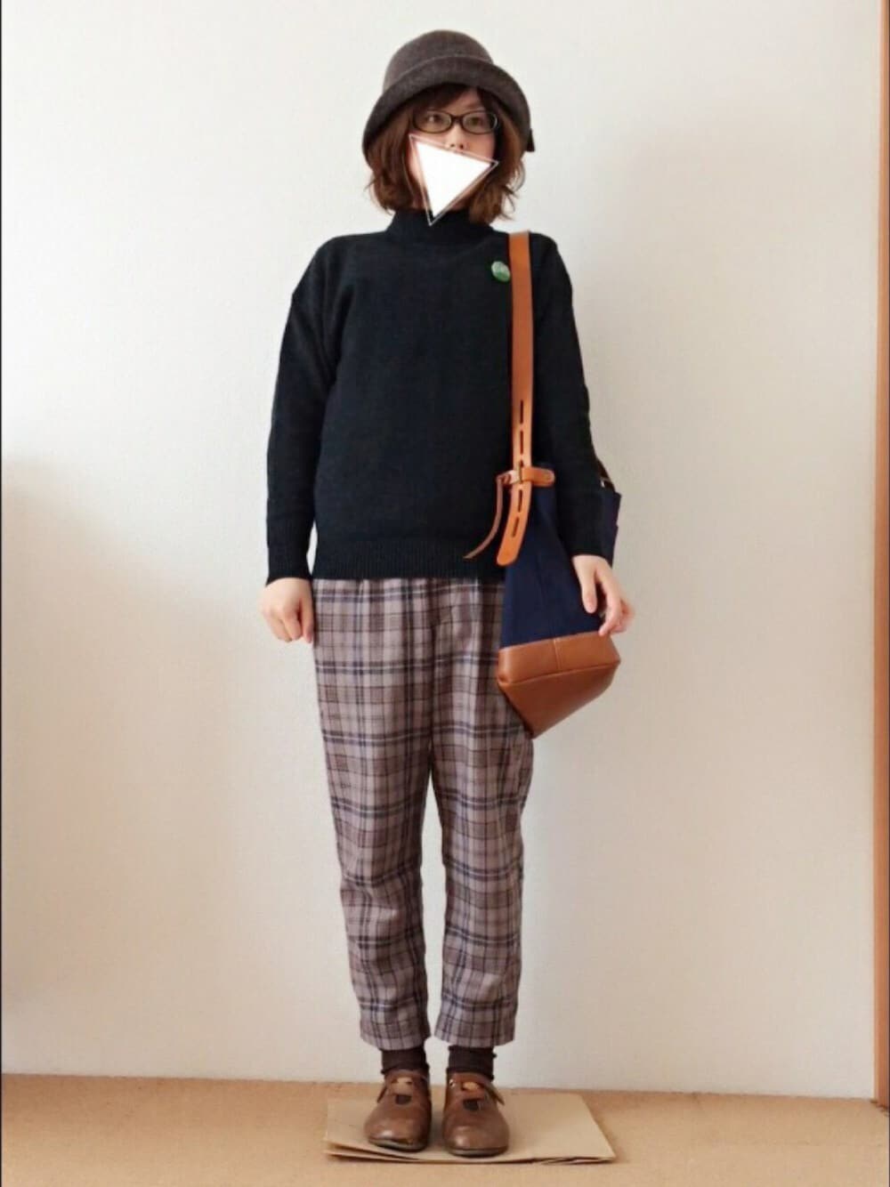 グリーン系のニット/セーター、その他のパンツ、ブルー系のバッグを着用したレディースの冬コーディネートの1枚目の写真