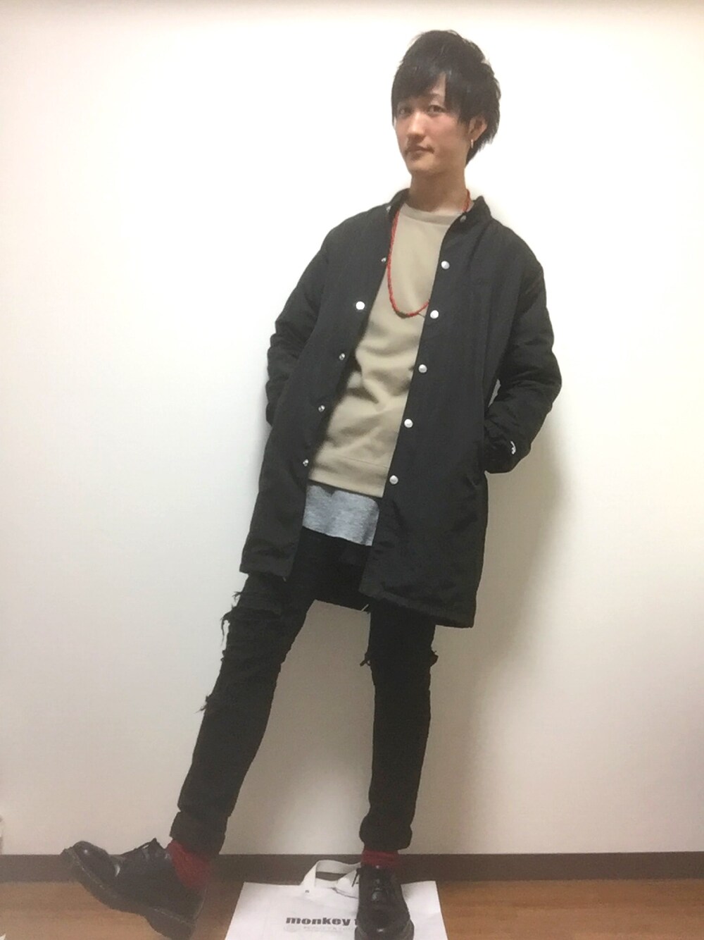 「レイヤードスタイル、ドクターマーチン、コーチジャケット、チャンピオン、MONKEY TIME、あかいくつした、ダニエルウェリントン、ピアス、ベージュ、ねむい」｜「VIVIFYのピアス/フープ/シンプル（ピアス（片耳用）、シルバー系）」を使った、しろさん（メンズ・168cm）の冬コーディネートの1枚目の写真