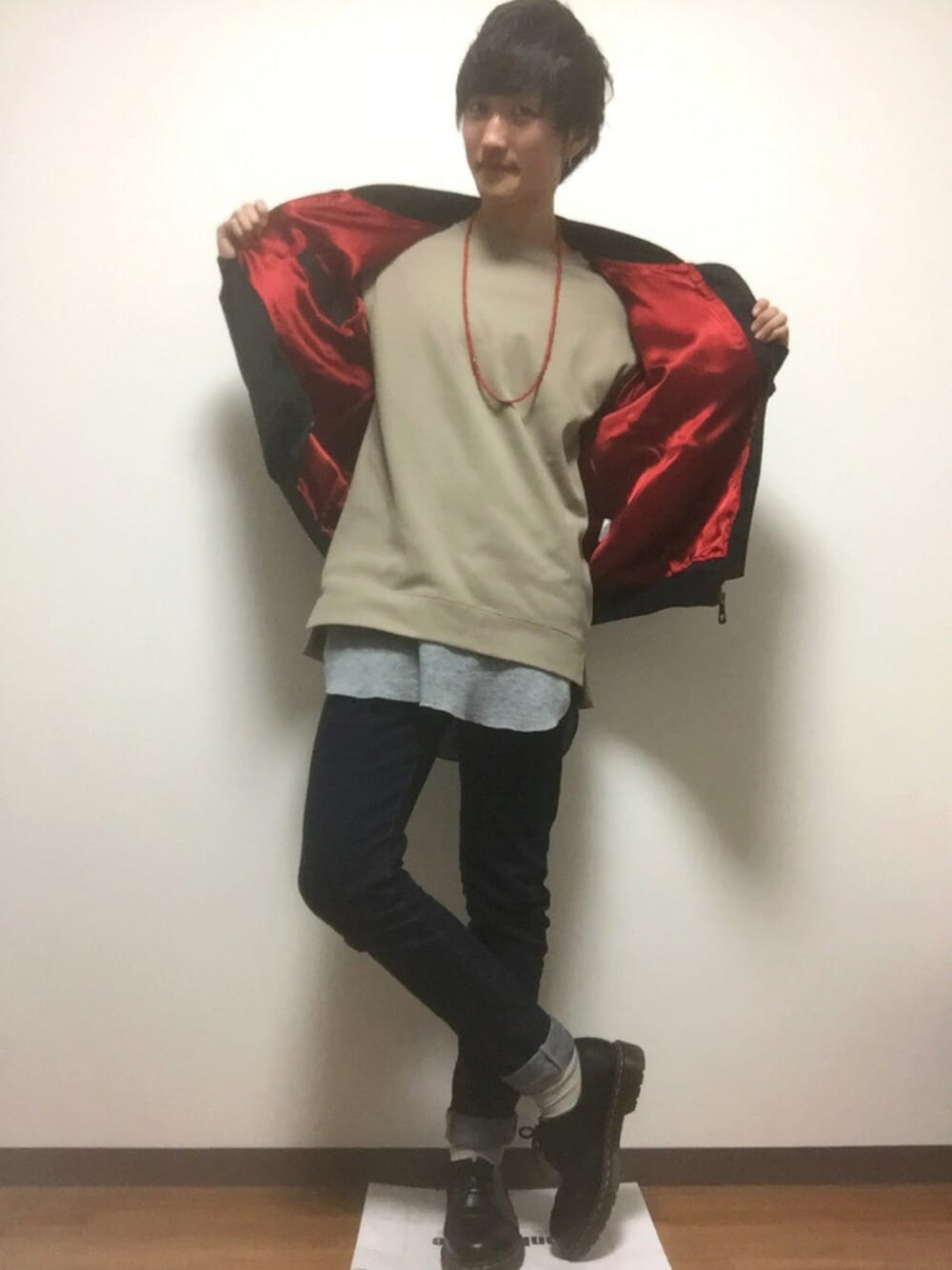 ブラック系のジャケット/アウター、ブルー系のデニムパンツ、グレー系のTシャツ/カットソーを着用したメンズの冬コーディネートの1枚目の写真