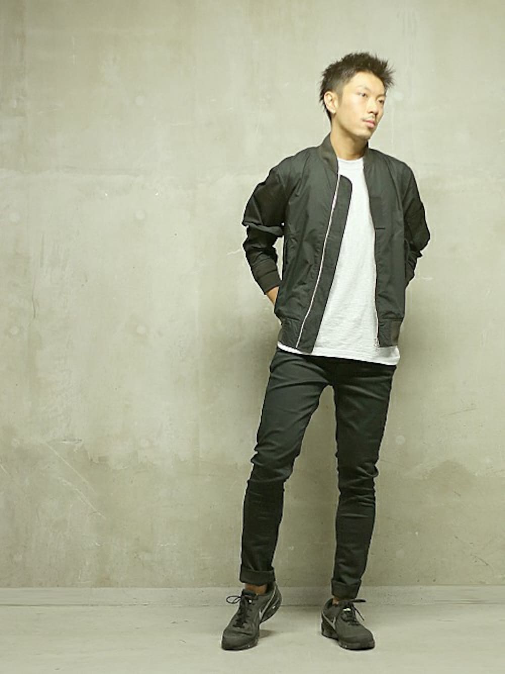 「スキニーパンツ、MA-1、ブラックコーデ、ストレッチパンツ」｜「And AのNude Leg Color Pants【予約商品】（その他パンツ、ブラック系）」を使った、Kugiさん（メンズ・176cm）の秋コーディネートの1枚目の写真