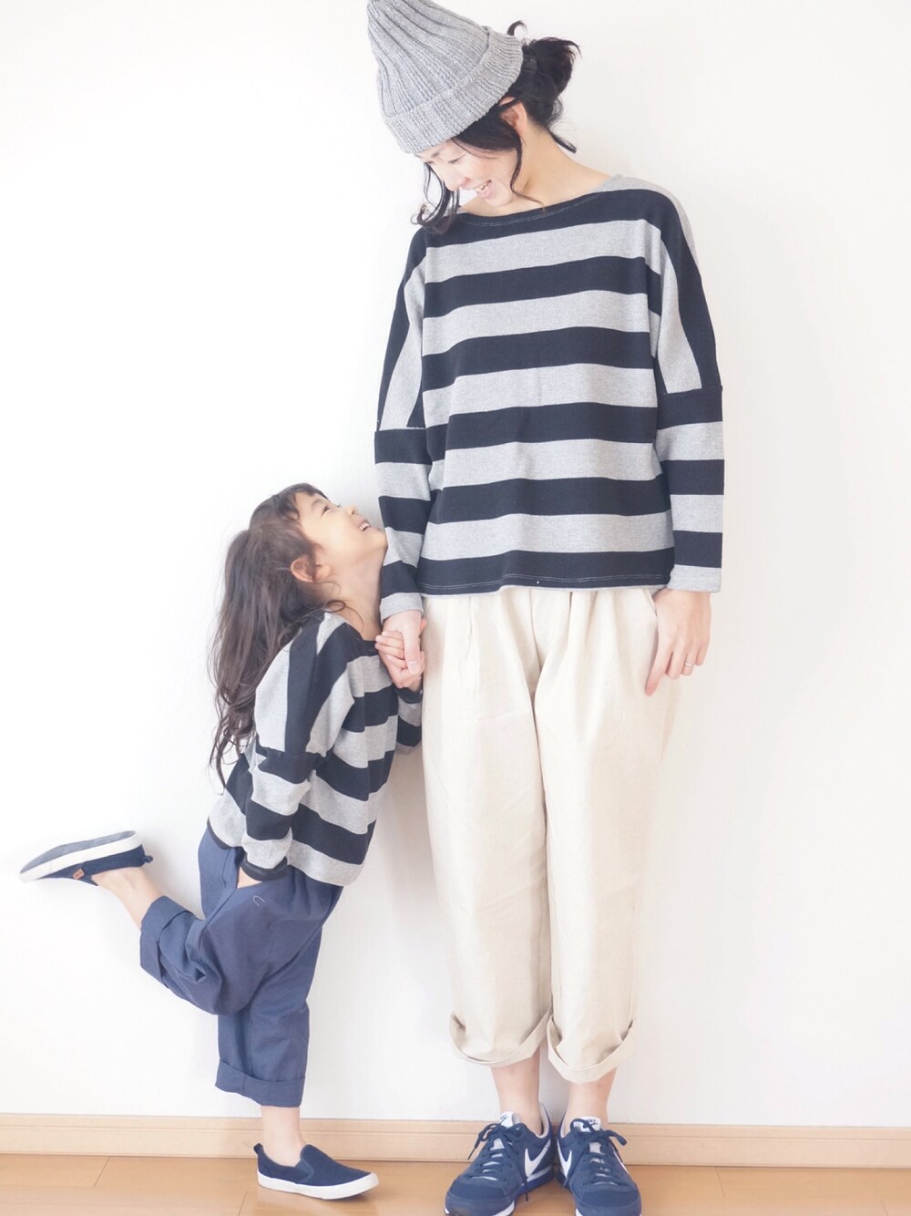 グレー系のTシャツ/カットソー、ホワイト系のその他パンツを着用したキッズの冬コーディネートの1枚目の写真