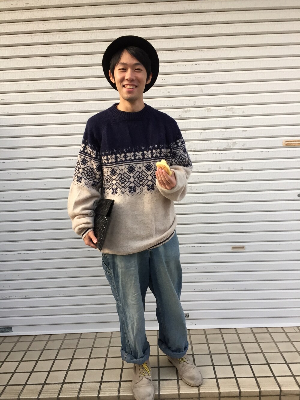 ホワイト系のニット/セーター、ブルー系のサロペット/オーバーオール、ベージュ系のブーツを着用したメンズの秋コーディネートの1枚目の写真