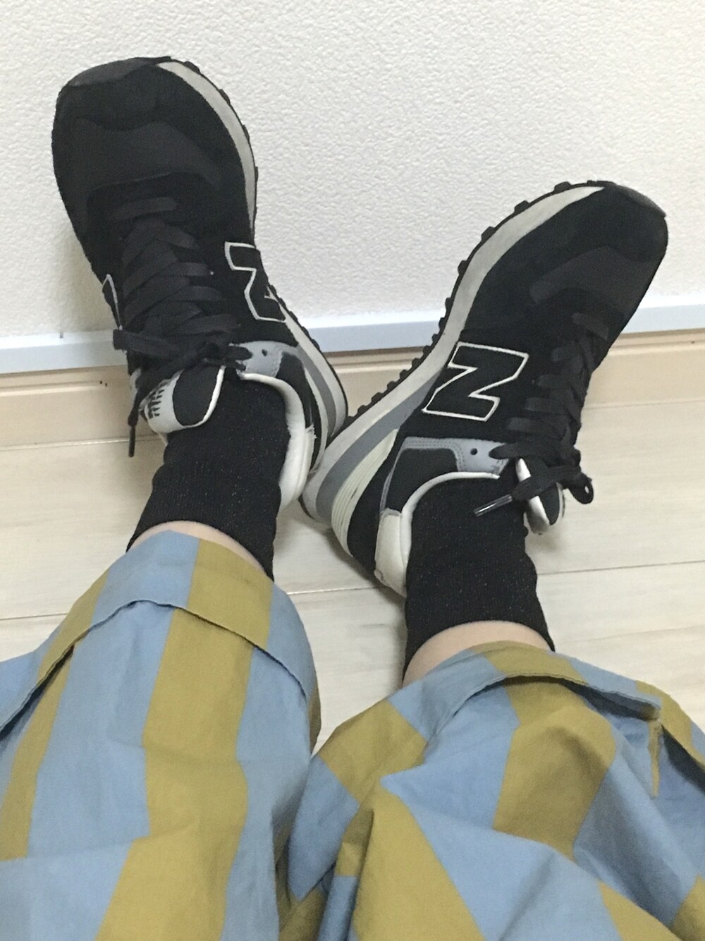 「カジュアル、スニーカー、パンツスタイル、ストライプ」｜「NEW BALANCEのアイテム（スニーカー、ブラック系）」を使った、Mikakoさん（レディース・156cm）の夏コーディネートの1枚目の写真