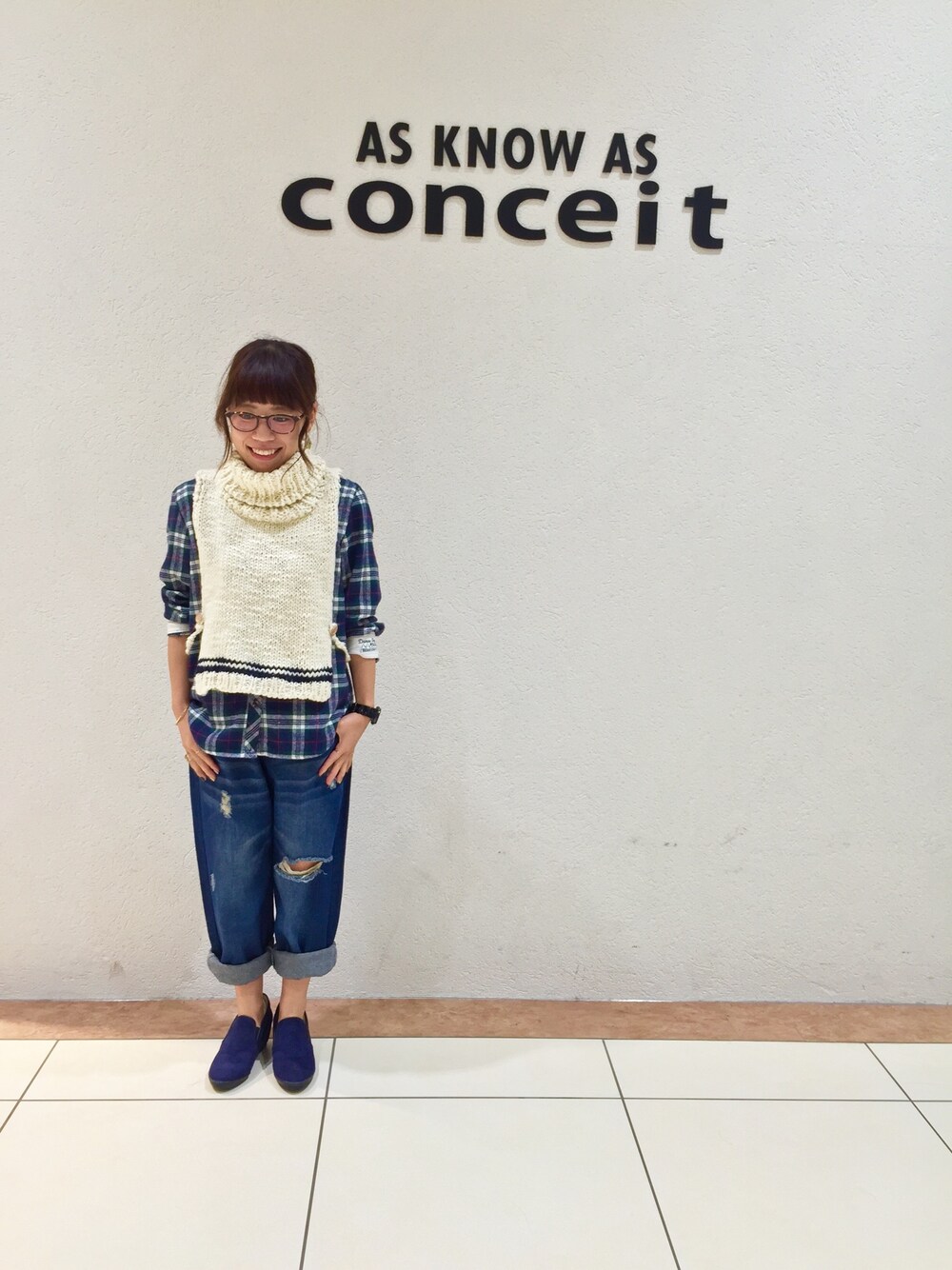 ブルー系のシャツ/ブラウス、ブルー系のデニムパンツ、ブルー系のスニーカーを着用したレディースの秋コーディネートの1枚目の写真