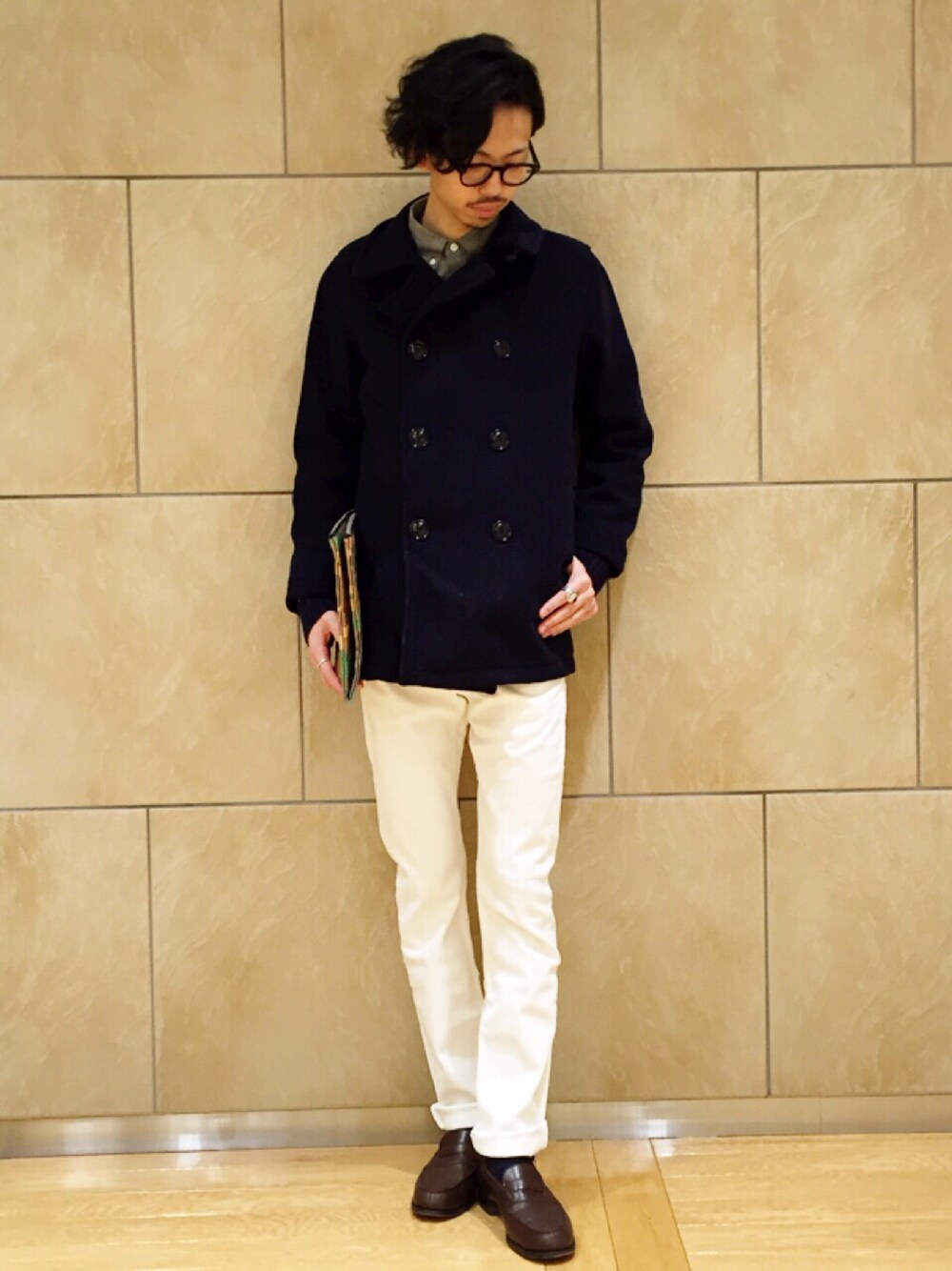 ブルー系のピーコート、ホワイト系のその他パンツ、ベージュ系のショルダーバッグを着用したメンズの冬コーディネートの1枚目の写真