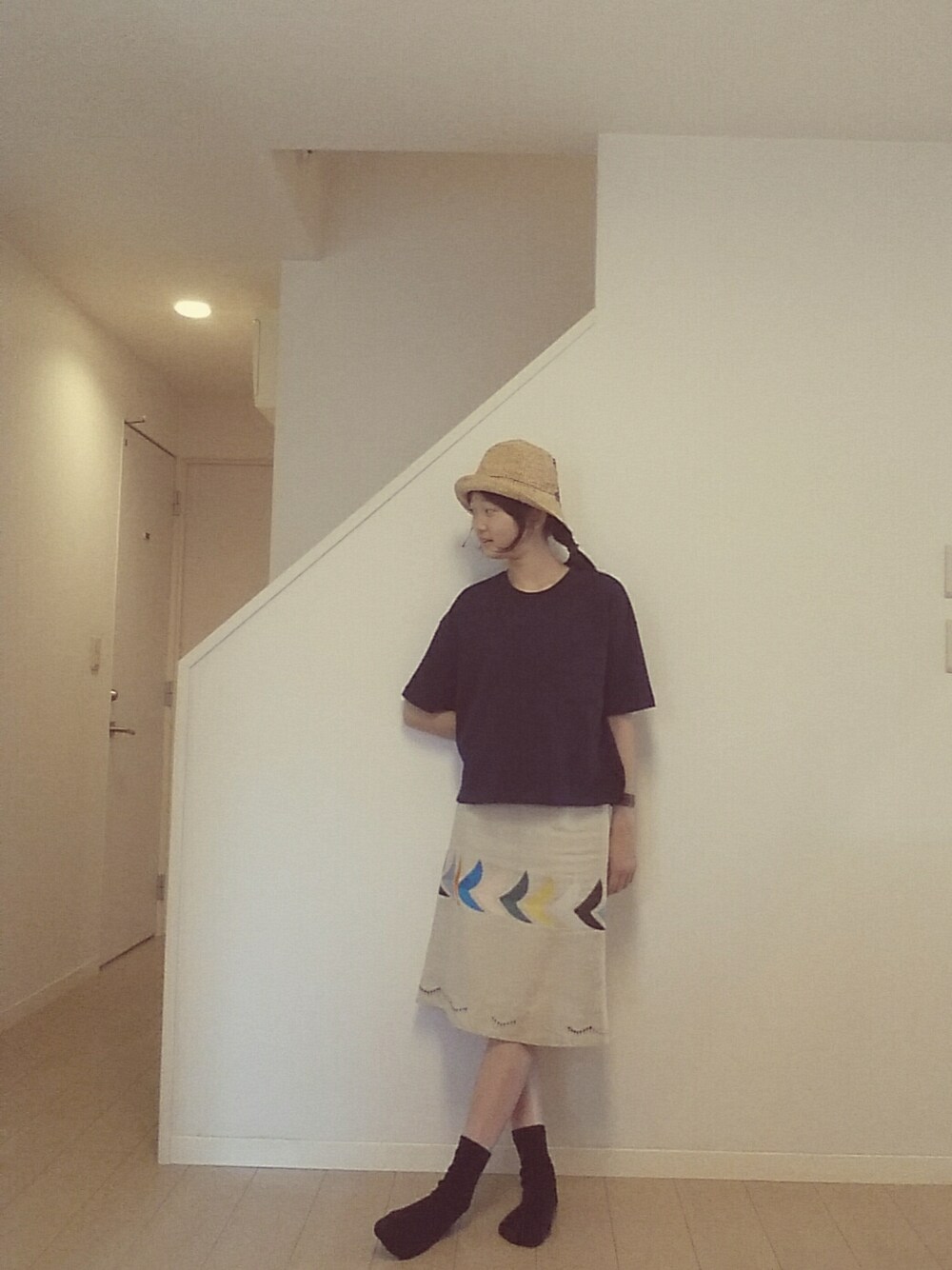 ベージュ系のスカート、ブルー系のTシャツ/カットソー、ベージュ系のハットを着用したレディースの春コーディネートの1枚目の写真