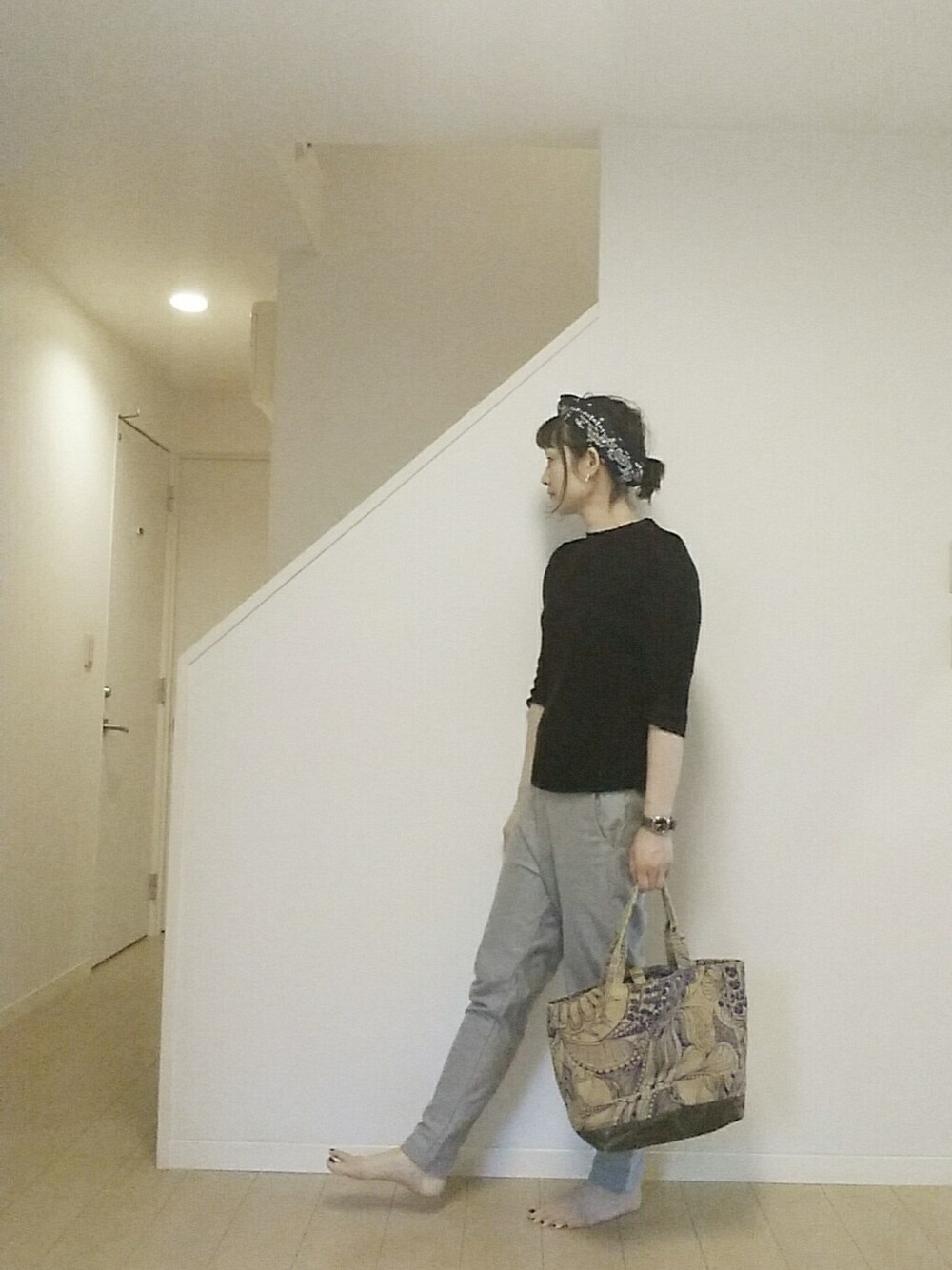 グリーン系のトートバッグ、グレー系のその他パンツ、ブラック系のサンダルを着用したレディースの春コーディネートの1枚目の写真