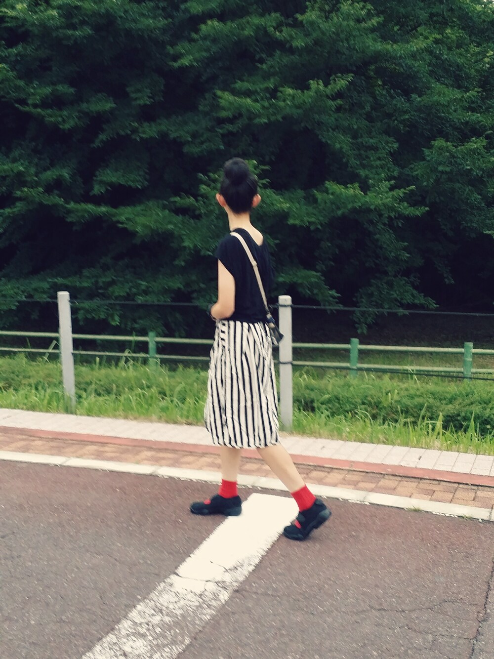 ブラック系のTシャツ/カットソー、ブラック系のサンダル、ブラック系のスカートを着用したレディースの夏コーディネートの1枚目の写真