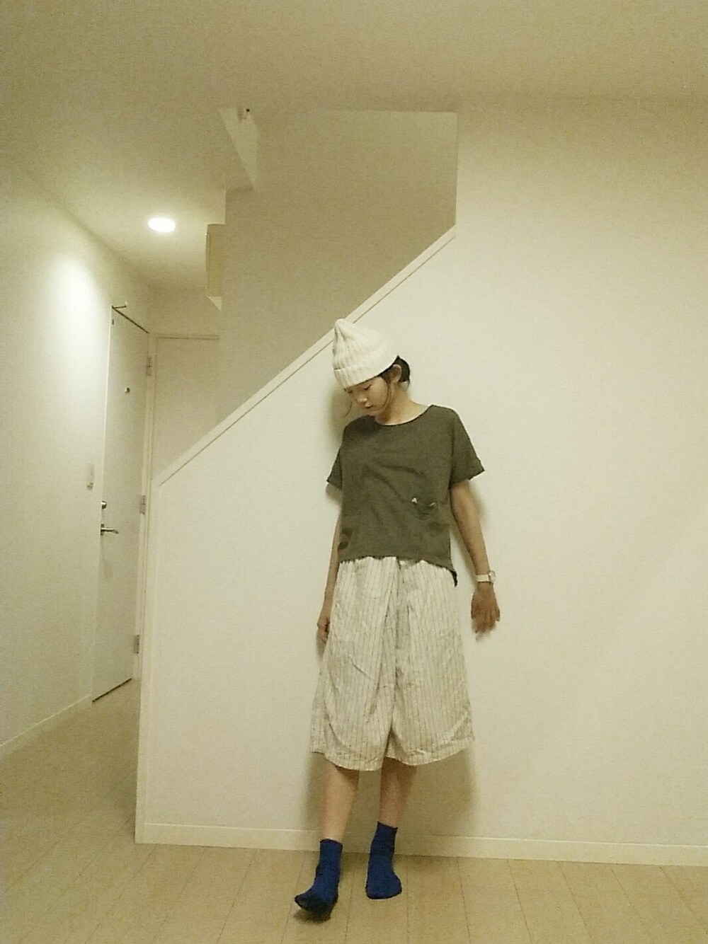 ブラウン系のTシャツ/カットソー、ホワイト系のその他パンツ、ブルー系のソックス/靴下を着用したレディースの夏コーディネートの1枚目の写真