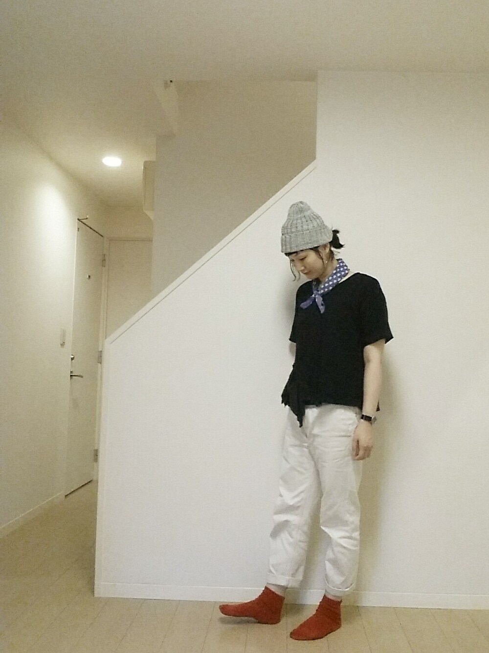 グレー系のニットキャップ/ビーニー、ブラック系のアナログ腕時計、レッド系のソックス/靴下を着用したレディースの夏コーディネートの1枚目の写真