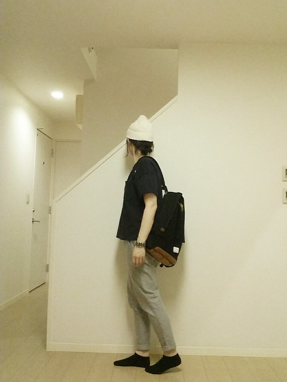 ブラック系のバックパック/リュック、ブルー系のTシャツ/カットソー、グレー系のその他パンツを着用したレディースの夏コーディネートの1枚目の写真