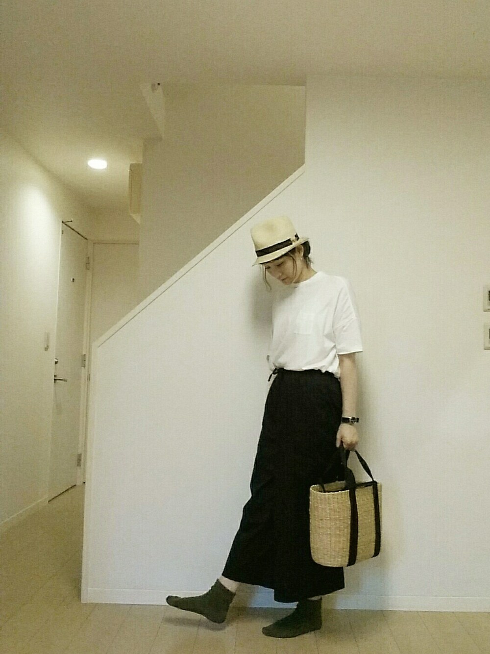 ホワイト系のTシャツ/カットソー、ベージュ系のかごバッグ、グリーン系のソックス/靴下を着用したレディースの夏コーディネートの1枚目の写真