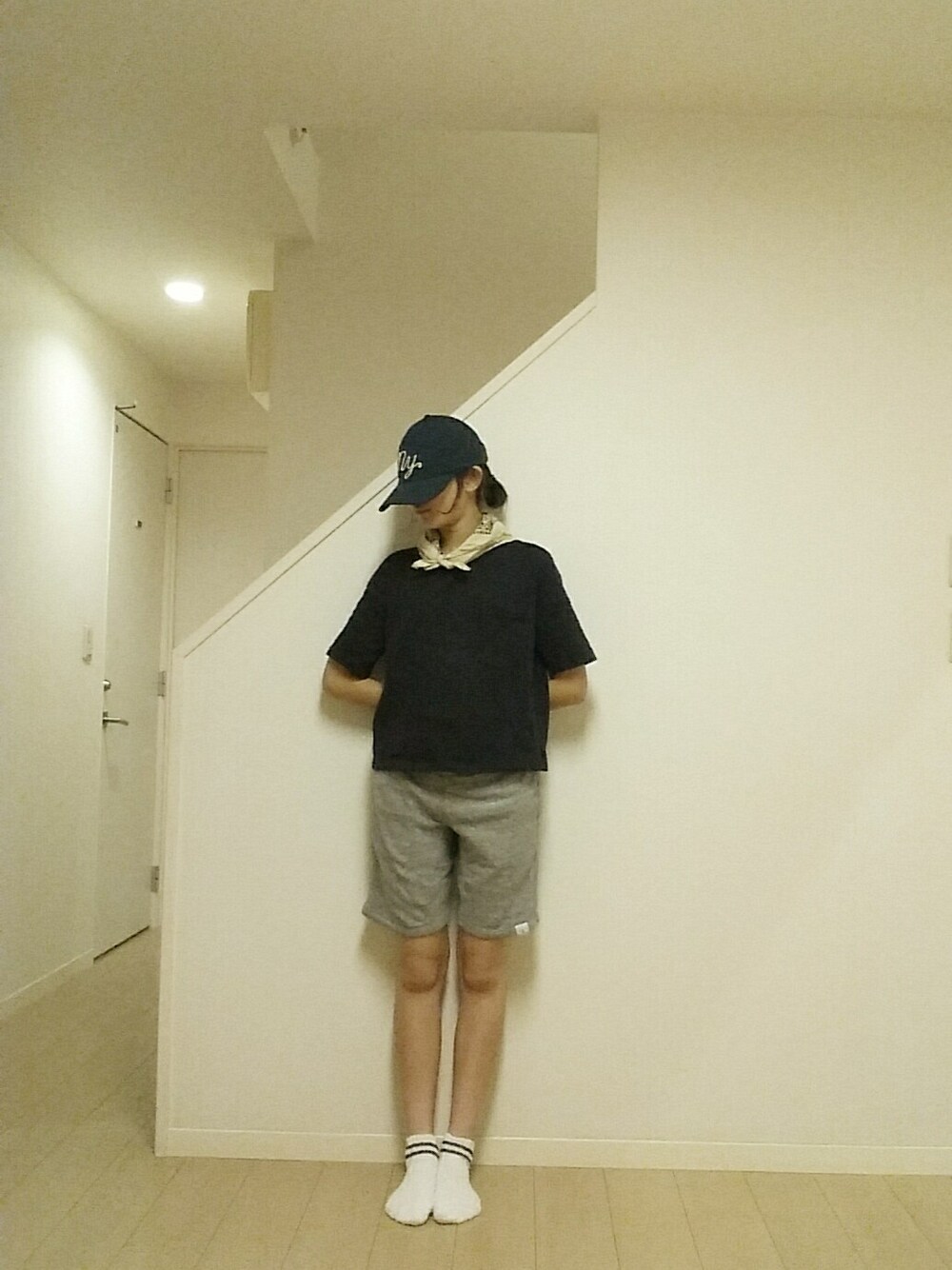 グレー系のその他パンツ、ブルー系のTシャツ/カットソー、ブルー系のキャップを着用したレディースの夏コーディネートの1枚目の写真