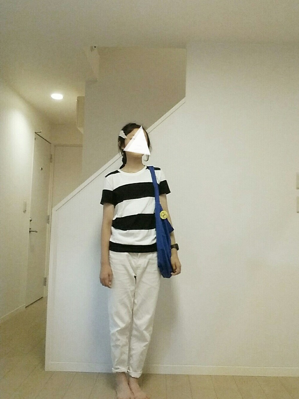 ブラウン系のサンダル、ホワイト系のTシャツ/カットソー、ホワイト系のバレッタ/ヘアクリップを着用したレディースの夏コーディネートの1枚目の写真