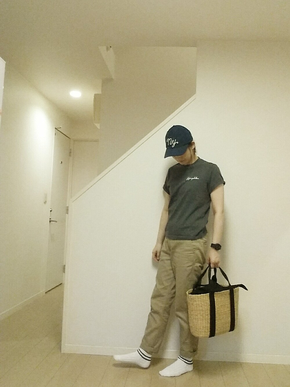 グレー系のTシャツ/カットソー、ベージュ系のかごバッグ、ベージュ系のその他パンツを着用したレディースの夏コーディネートの1枚目の写真