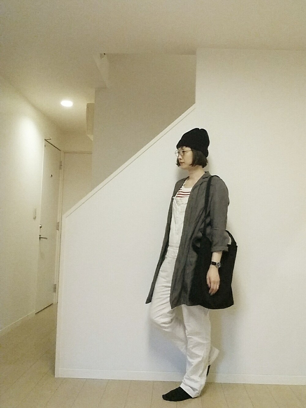 ホワイト系のサロペット/オーバーオール、グレー系のチェスターコート、グレー系のスニーカーを着用したレディースの夏コーディネートの1枚目の写真